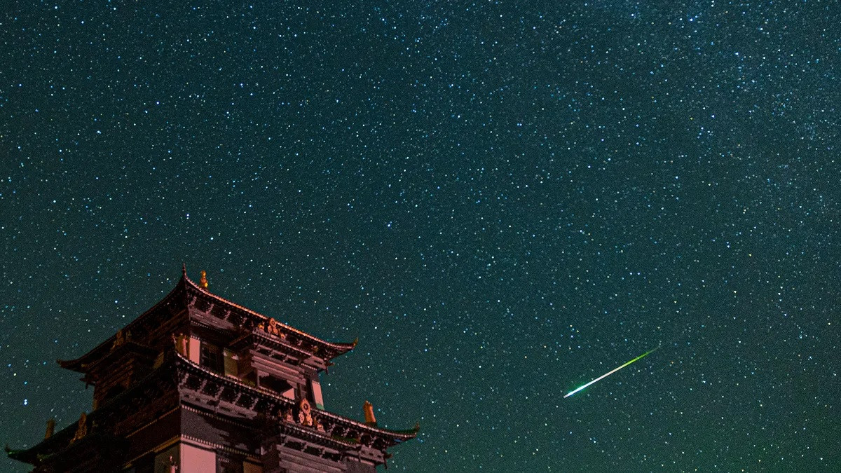 Một vệt sao băng Perseid bay qua Khu tự trị Tây Tạng Golog ở tỉnh Thanh Hải, Trung Quốc trong thời điểm mưa sao băng cực đại vào ngày 13/8. Ảnh: Getty Images.