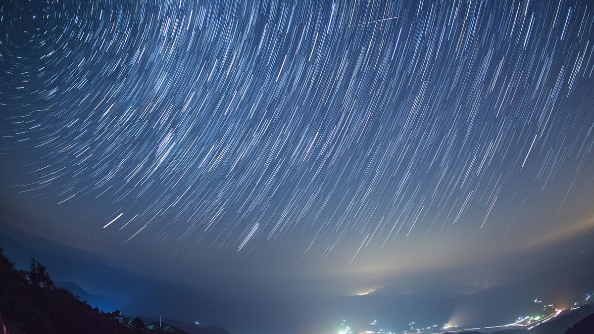 Một bức ảnh tua nhanh thời gian khác cho thấy vệt sao băng Perseid rơi xuống Okayama, Nhật Bản, vào tháng 8/2023. Ảnh: Getty Images.