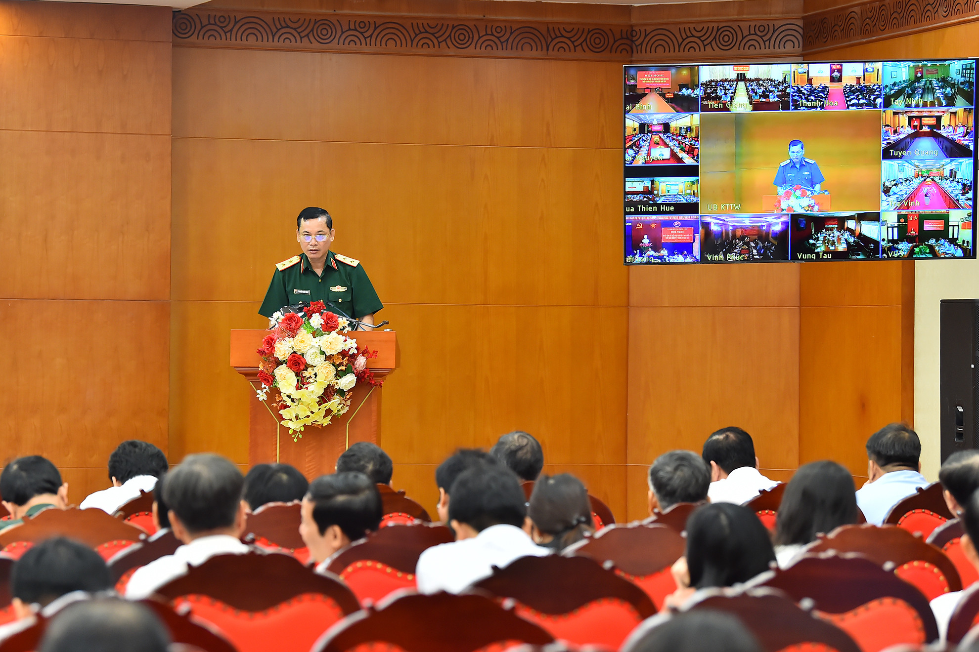 Phó Chủ nhiệm Ủy ban Kiểm tra Quân ủy Trung ương Nguyễn Văn Hùng trình bày tham luận tại hội nghị.
