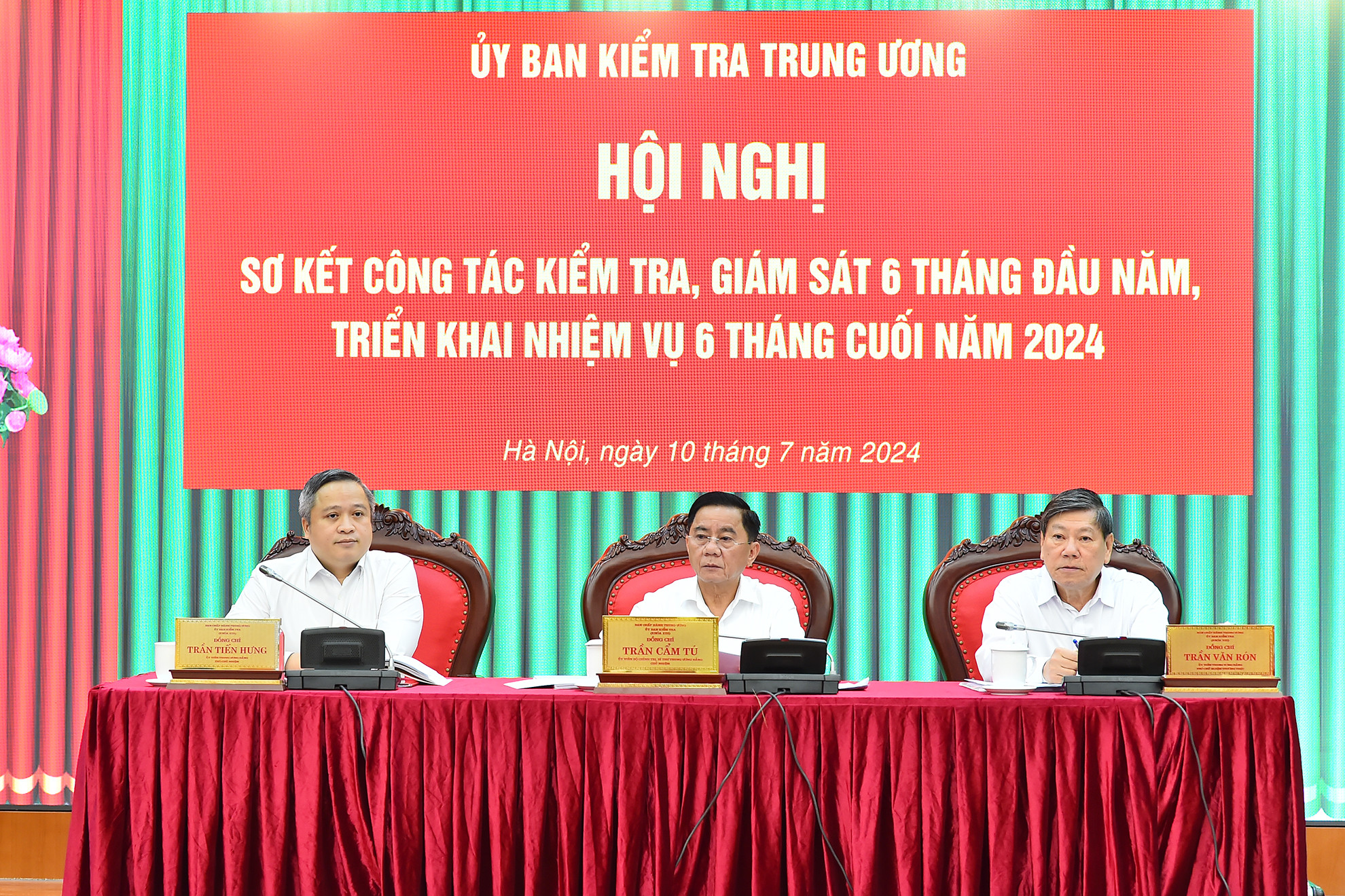 Chủ nhiệm Ủy ban Kiểm tra Trung ương Trần Cẩm Tú và các đồng chí Phó Chủ nhiệm Ủy ban Kiểm tra Trung ương điều hành hội nghị.