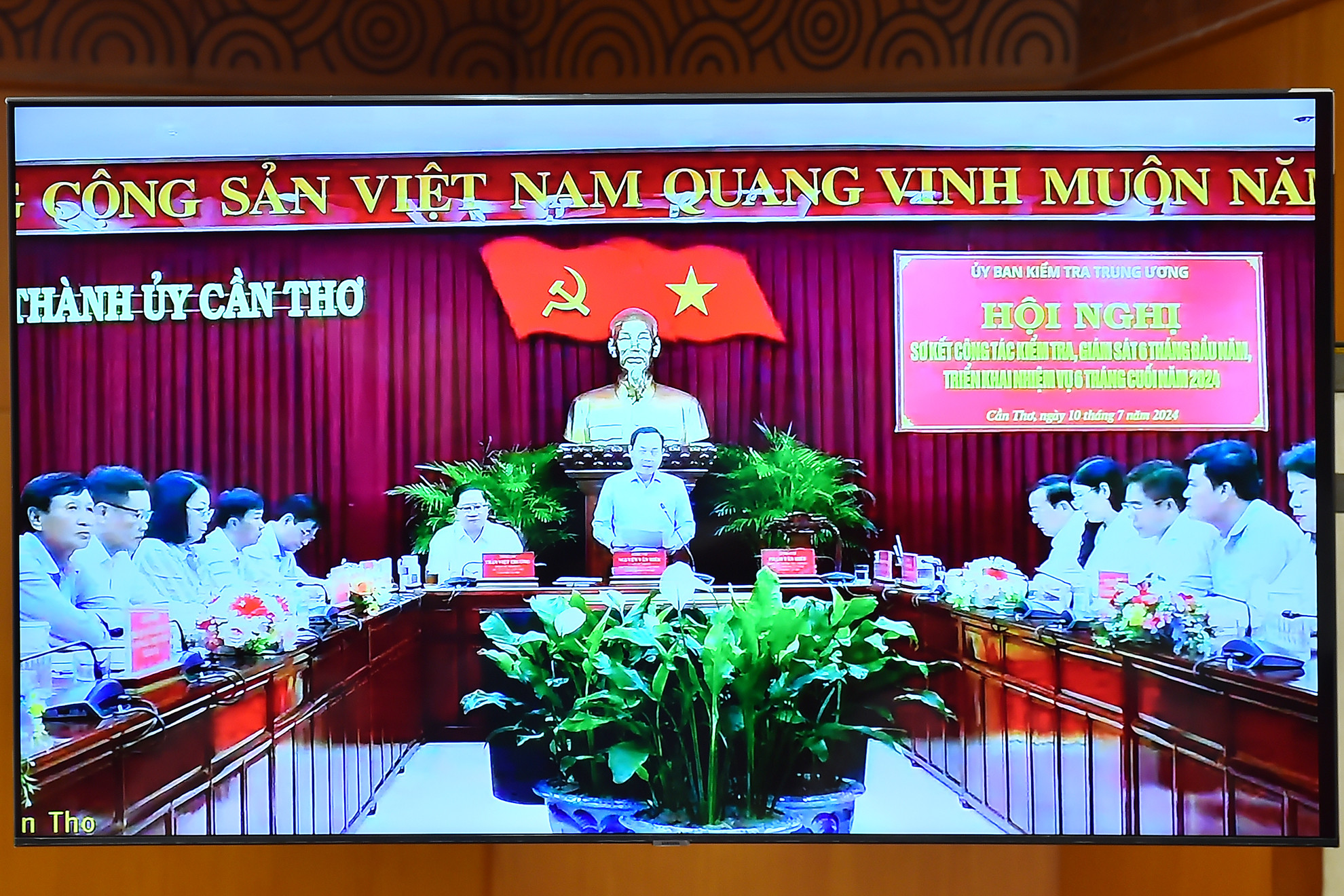 Đồng chí Nguyễn Văn Hiếu, Ủy viên dự khuyết Trung ương Đảng, Bí thư Thành ủy Cần Thơ trình bày tham luận từ điểm cầu thành phố Cần Thơ.