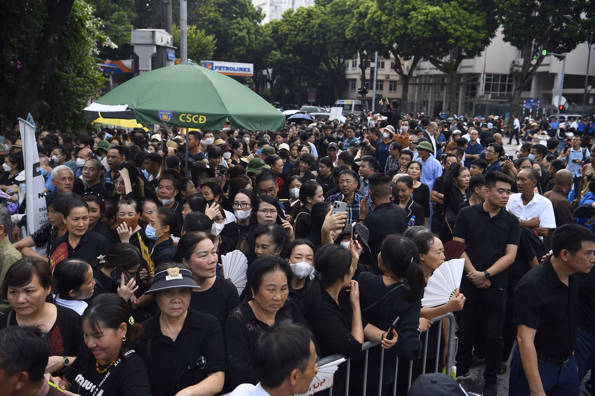 [Ảnh] Đông đảo người dân xếp hàng chờ vào viếng Tổng Bí thư Nguyễn Phú Trọng