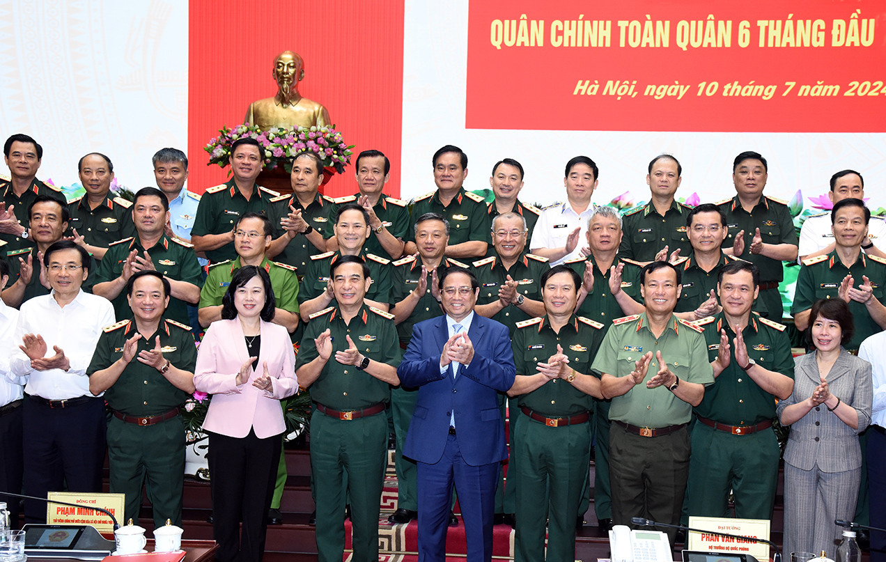Thủ tướng Phạm Minh Chính và các đại biểu tham dự Hội nghị Quân chính toàn quân 6 tháng đầu năm 2024.