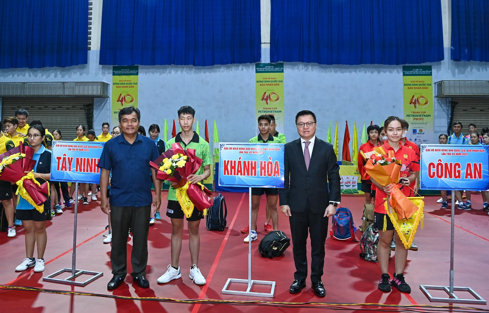 Tổng Biên tập Báo Nhân Dân Lê Quốc Minh và Bí thư Tỉnh ủy Gia Lai Hồ Văn Niên với đoàn tham dự giải.