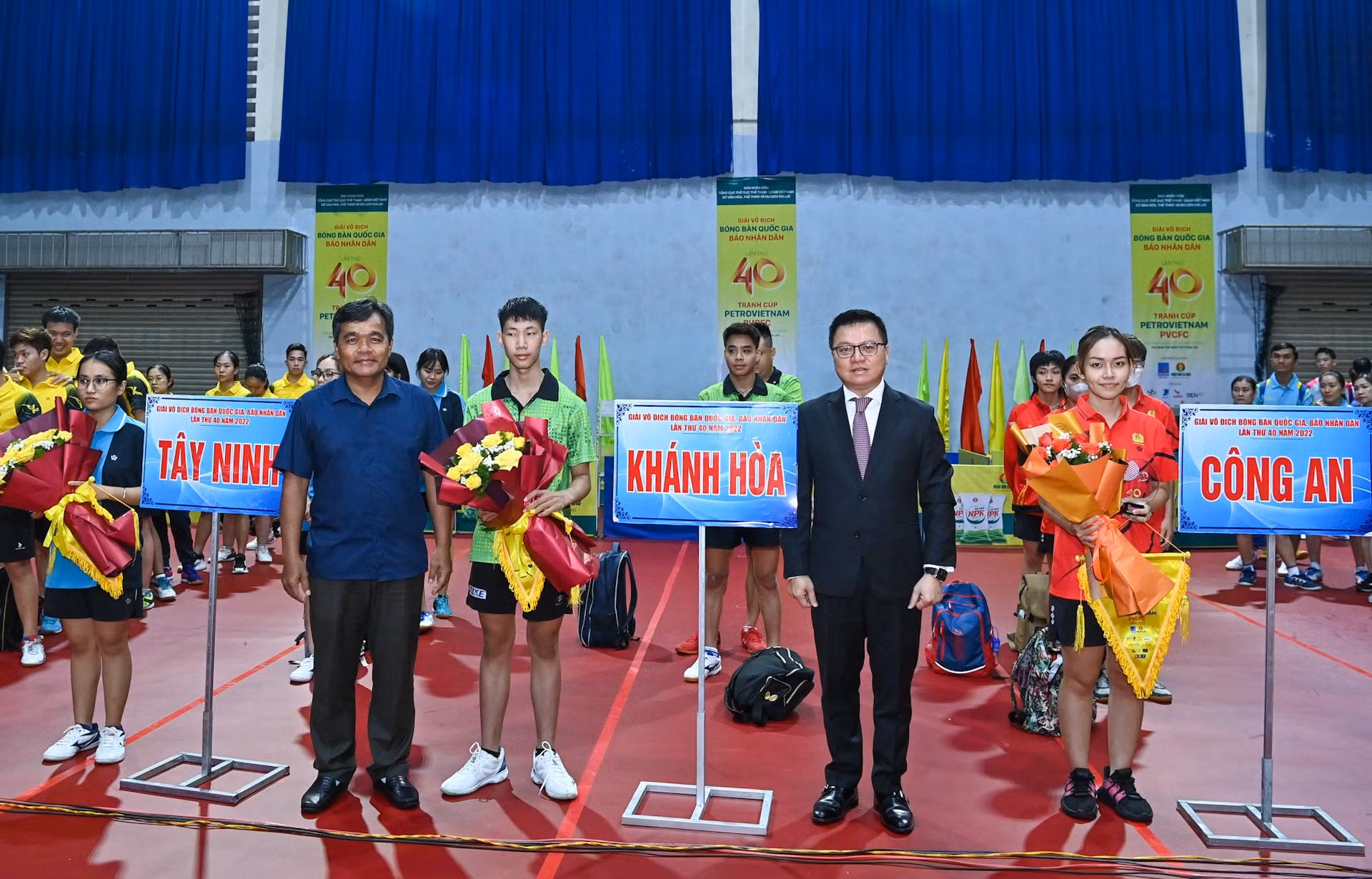 Tổng Biên tập Báo Nhân Dân Lê Quốc Minh và Bí thư Tỉnh ủy Gia Lai Hồ Văn Niên với đoàn tham dự giải.