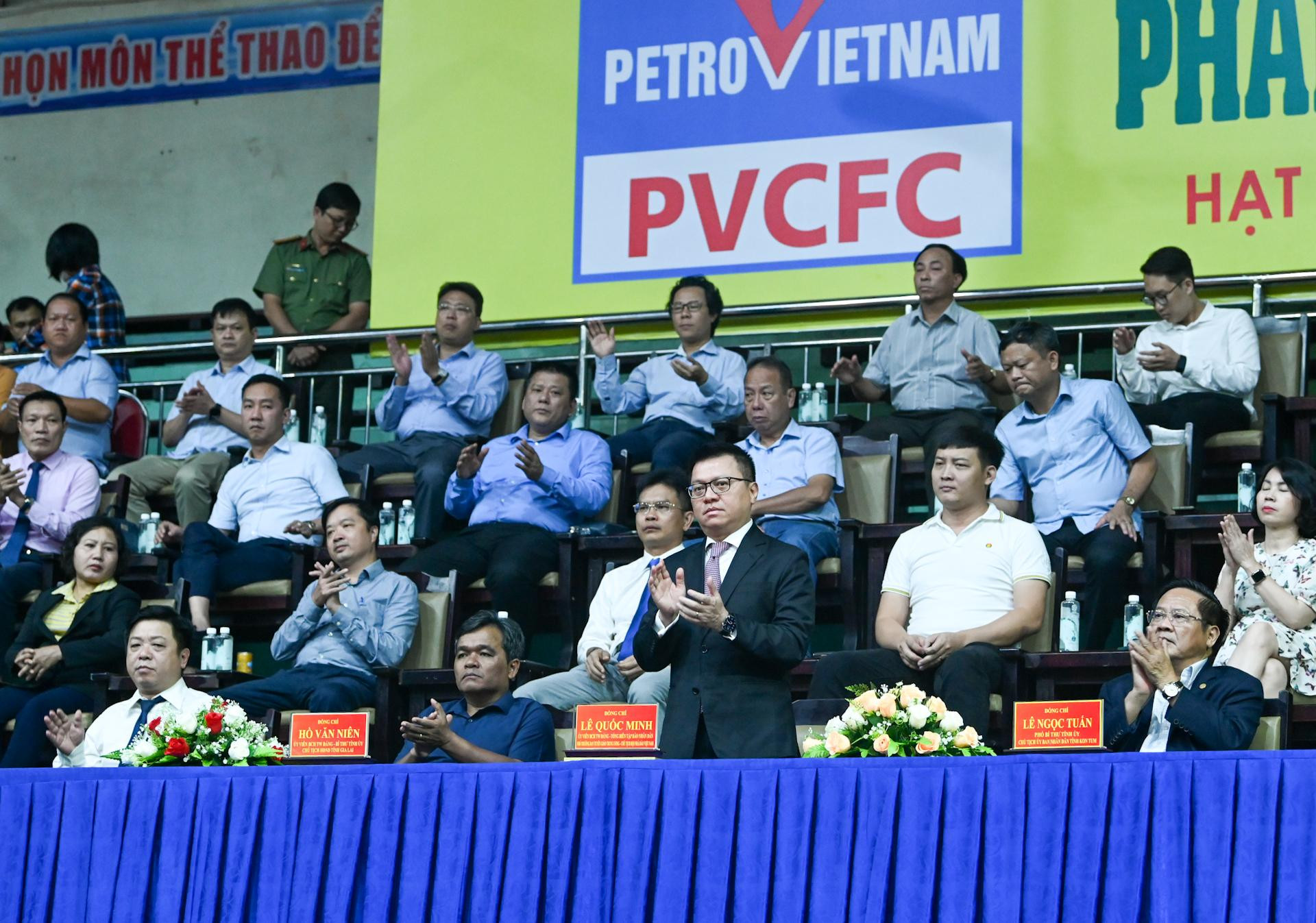 Tổng Biên tập Báo Nhân Dân Lê Quốc Minh, Trưởng ban Chỉ đạo giải cùng lãnh đạo các tỉnh Gia Lai, Kom Tum và các đại biểu dự lễ khai mạc.