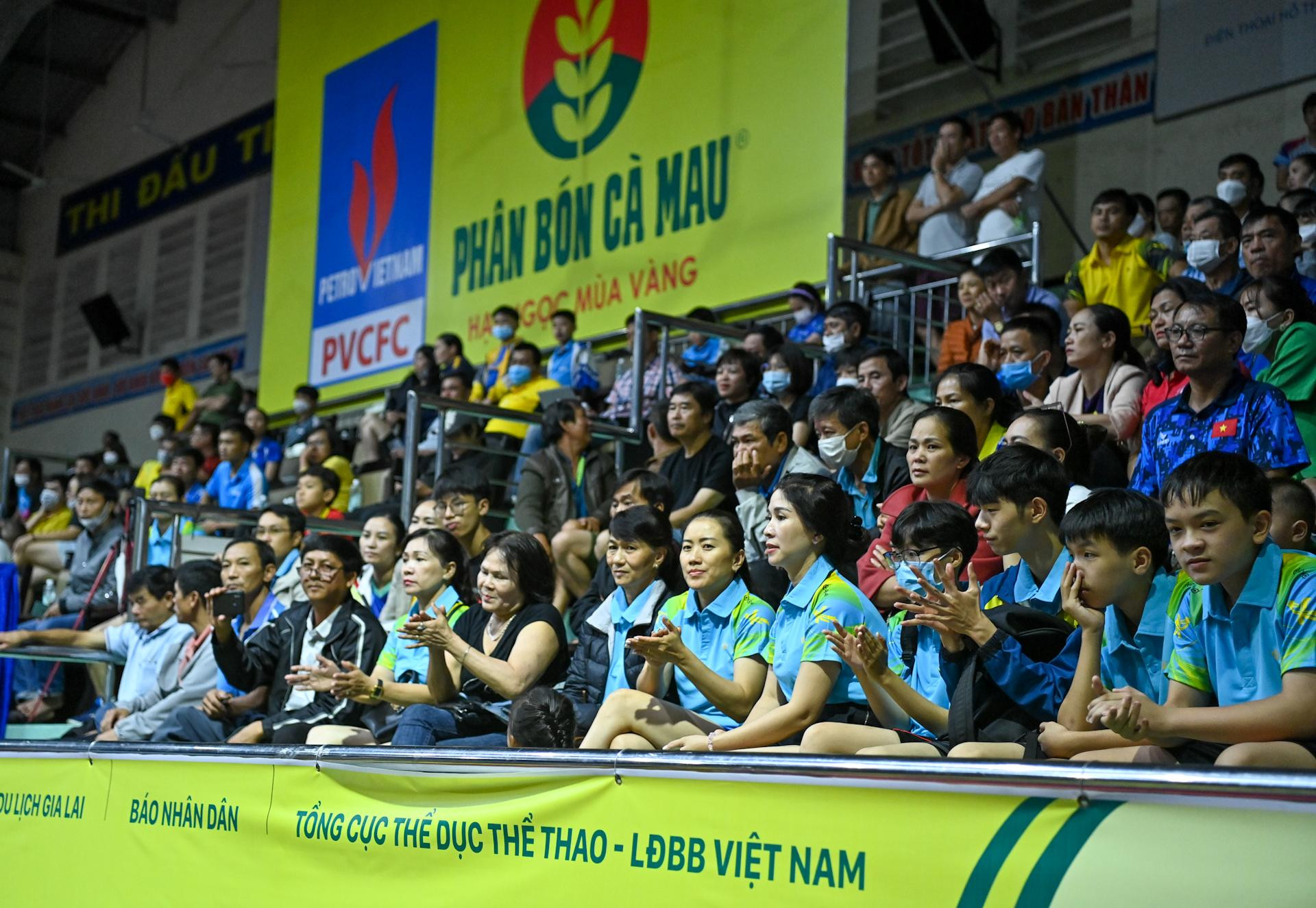 Đông đảo các cổ động viên thành phố Pleiku tới nhà thi đấu cổ vũ cho các tay vợt.