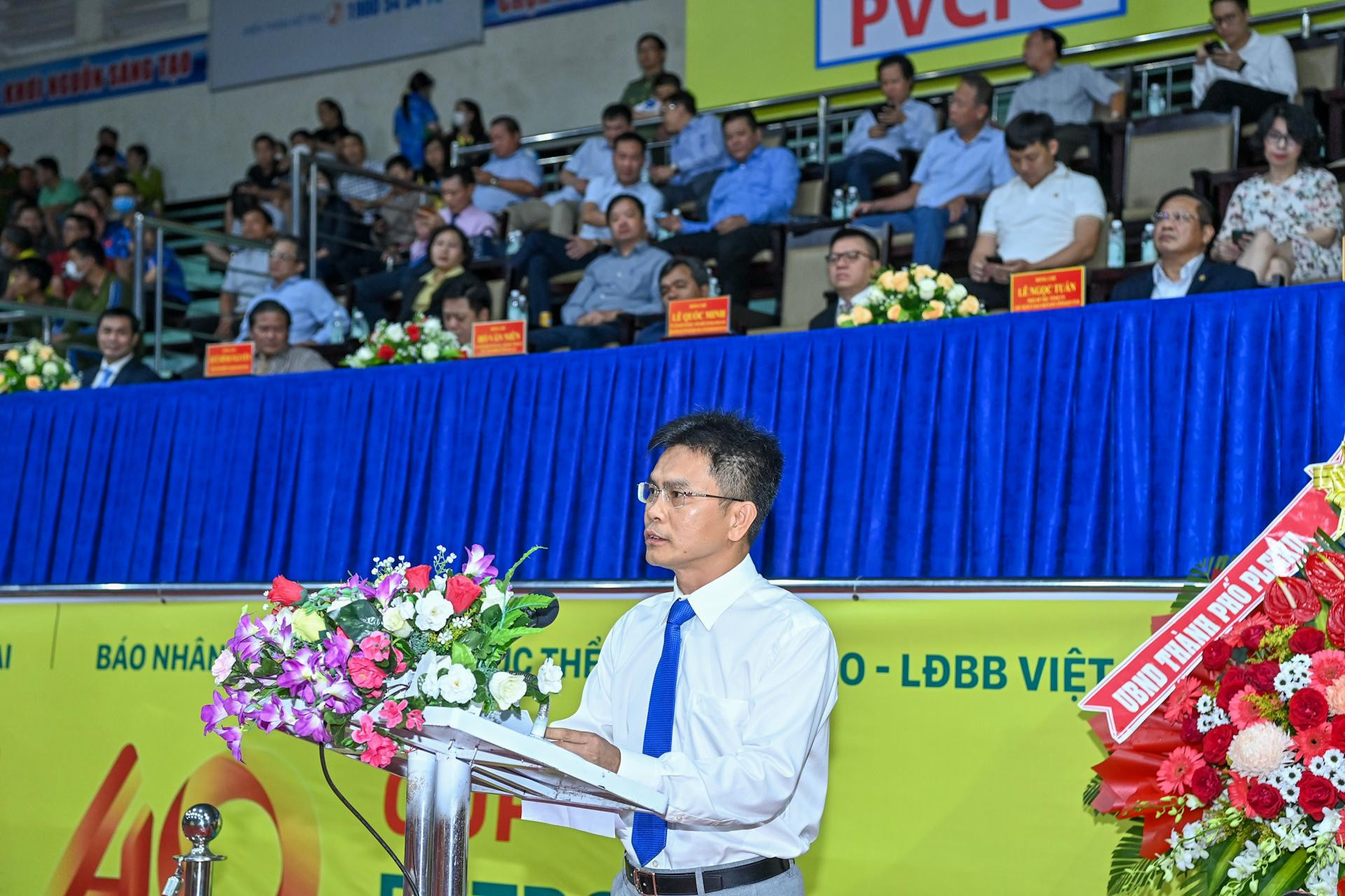 Ông Lê Tiến Hùng, Giám đốc Marketing, đại diện nhà đồng hành chính Công ty cổ phần Phân bón Dầu khí Cà Mau phát biểu tại lễ khai mạc.