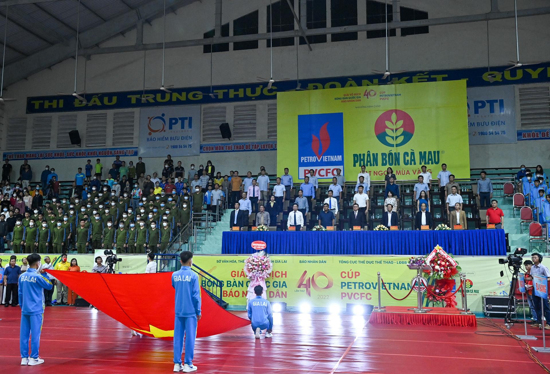 Nghi lễ chào cờ tại lễ khai mạc.