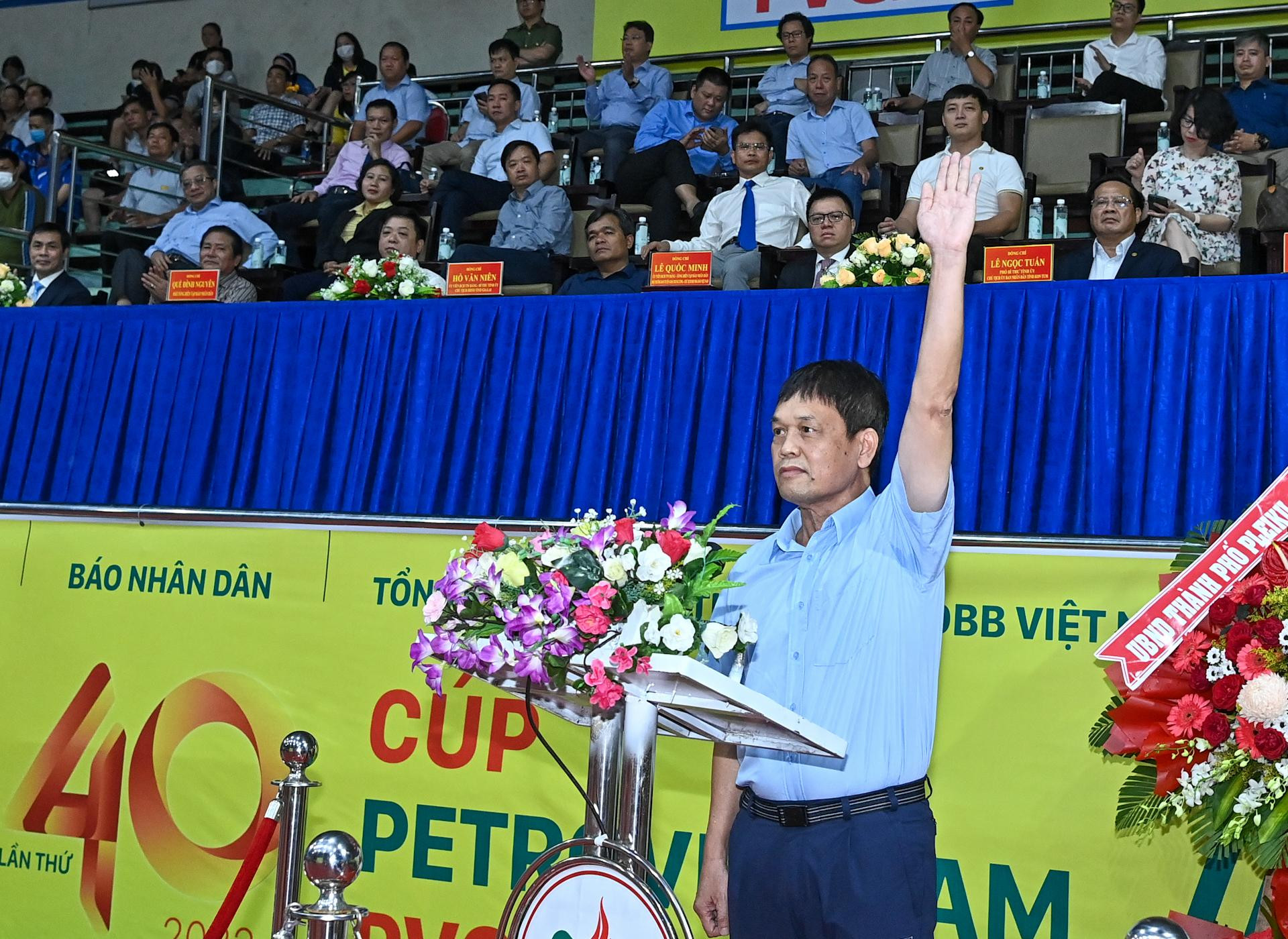 Tổng trọng tài quốc gia Nguyễn Tiến Hùng tuyên thệ tại lễ khai mạc.