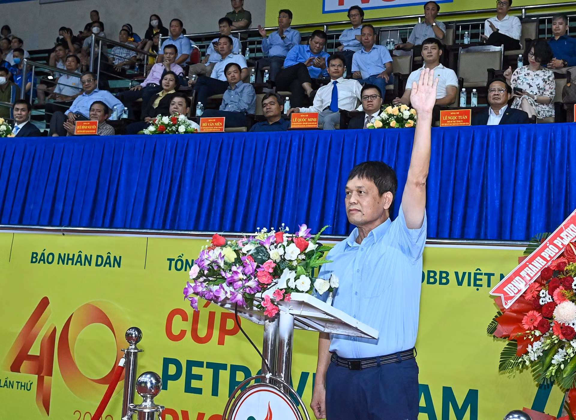 Tổng trọng tài quốc gia Nguyễn Tiến Hùng tuyên thệ tại lễ khai mạc.