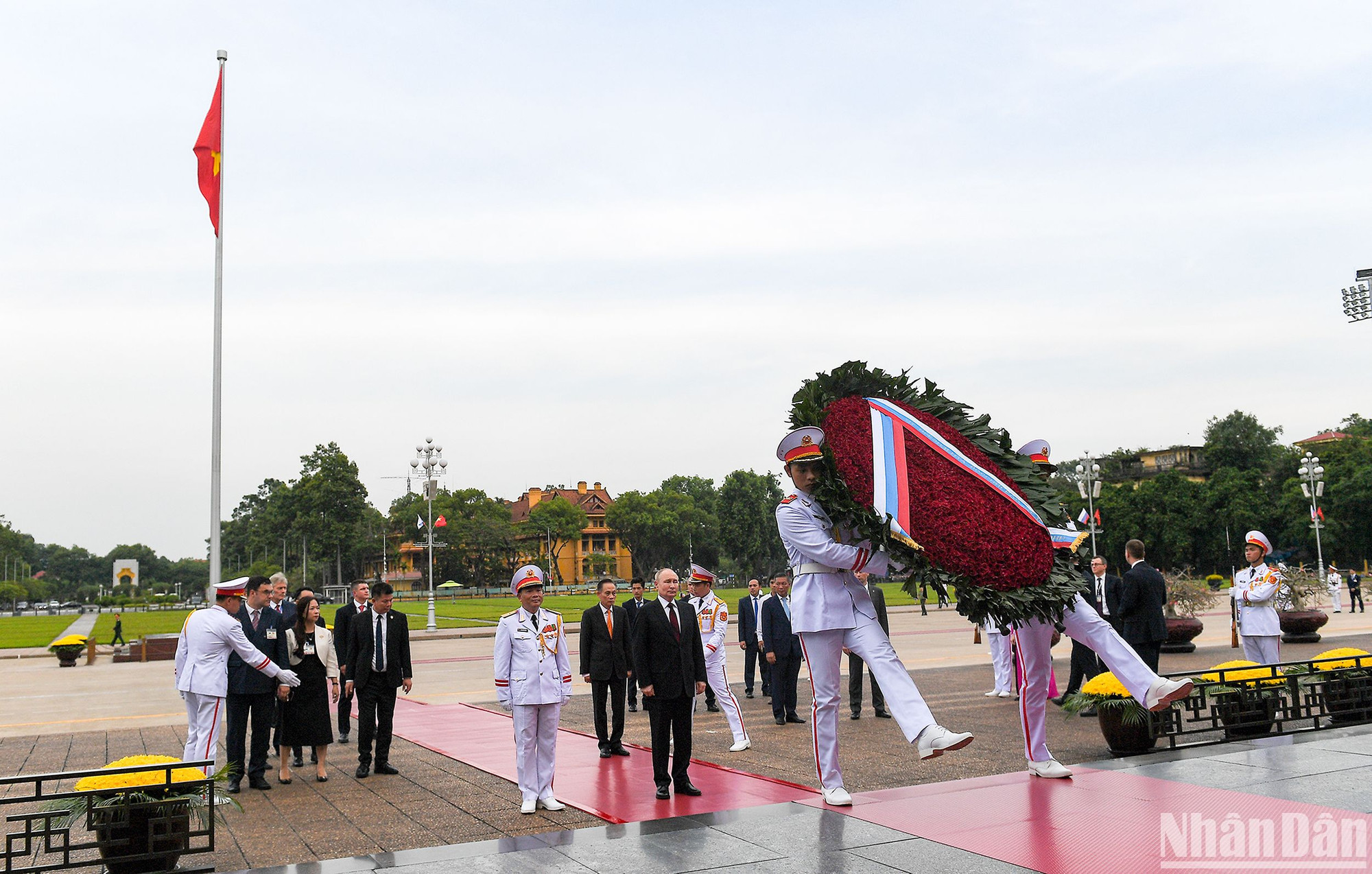 Tổng Thống Vladimir Putin và đoàn trước Lăng Chủ tịch Hồ Chí Minh.