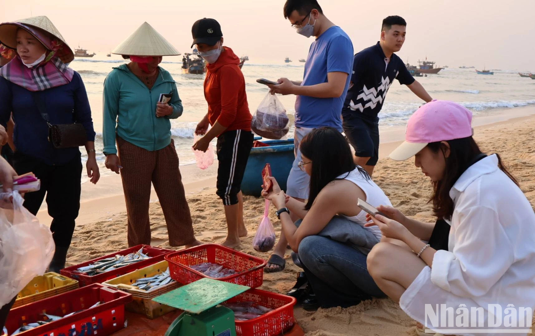 Nhiều du khách trải nghiệm không khí mua bán hải trên ở Nhân Trạch và không quên ghi lại những bức ảnh về con người và sinh hoạt của cư dân làng biển nơi đây.