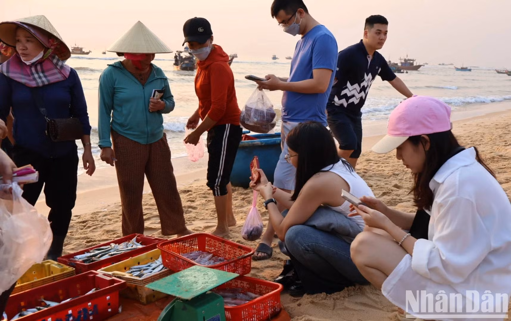 Nhiều du khách trải nghiệm không khí mua bán hải trên ở Nhân Trạch và không quên ghi lại những bức ảnh về con người và sinh hoạt của cư dân làng biển nơi đây.