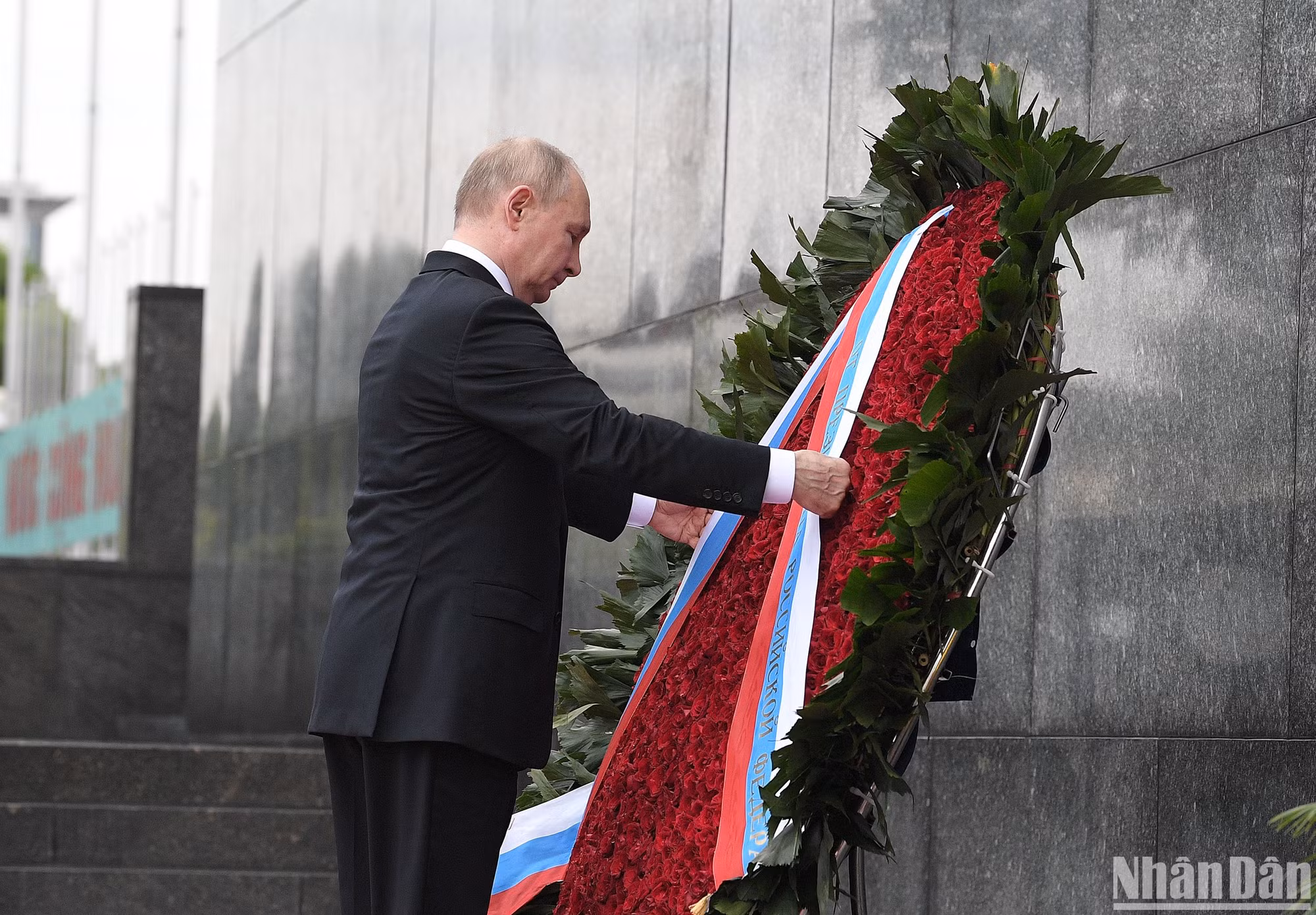 Tổng thống Vladimir Putin chỉnh dòng chữ trên vòng hoa.