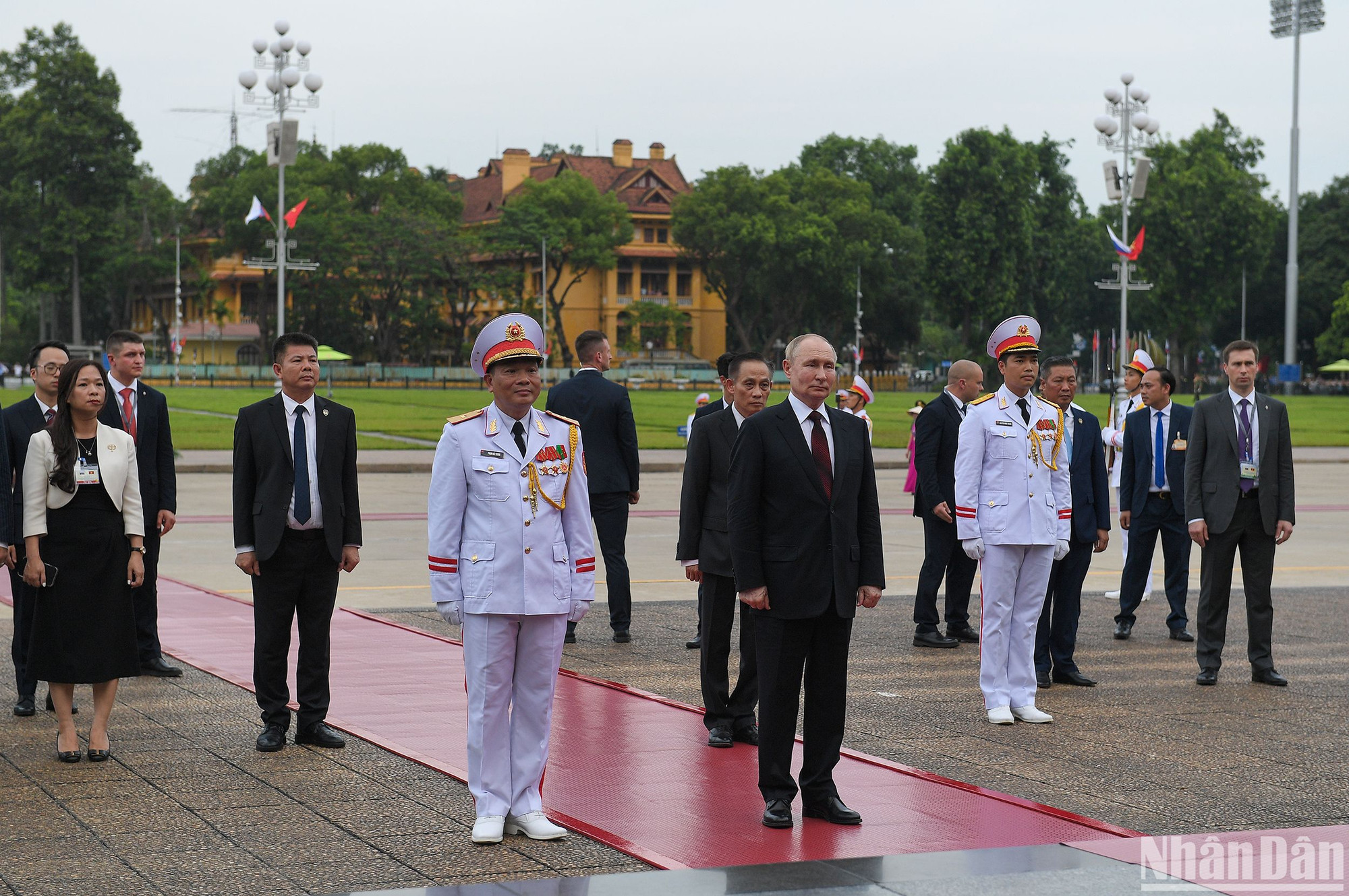 Sau khi hai chiến sĩ đặt vòng hoa vào vị trí, Tổng thống Vladimir Putin kính cẩn trước nơi yên nghỉ của vị lãnh tụ Việt Nam - Chủ tịch Hồ Chí Minh.