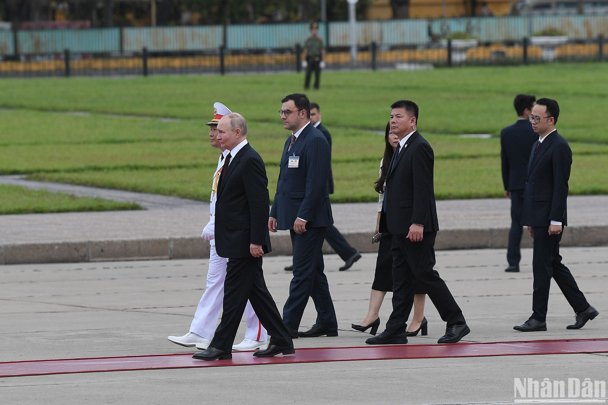 Trong không khí nghiêm trang, Tổng thống Vladimir Putin và đoàn bước chậm trên khu vực quảng trường Ba Đình phía trước Lăng Chủ tịch Hồ Chí Minh.