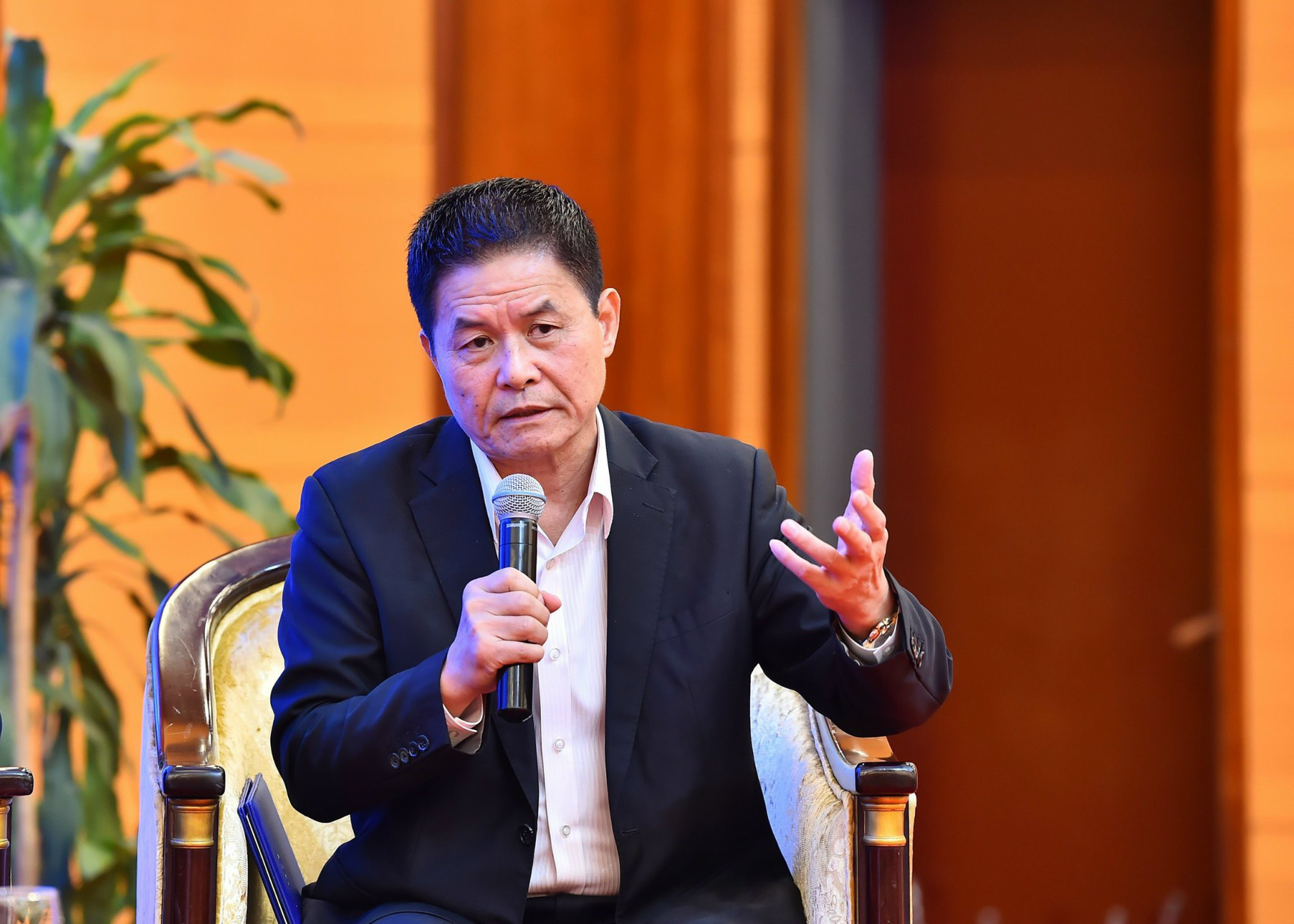 Ông Nguyễn Quốc Kỳ, Chủ tịch Hội đồng quản trị Tập đoàn Du lịch - Hàng không Vietravel nhận định, đã đến lúc cần sự vào cuộc của Chính phủ, nghiên cứu, xây dựng cơ chế, chính sách thực sự giúp hàng không giảm chi phí. Hàng không có chi phí lớn, công nghệ cao những phần lõi chúng ta không có, toàn bộ các khâu từ check-in (vào) đến check-out (ra) đều phải trả tiền, phụ thuộc hầu hết vào biến động của thị trường, như vậy không khác gì bay gia công.