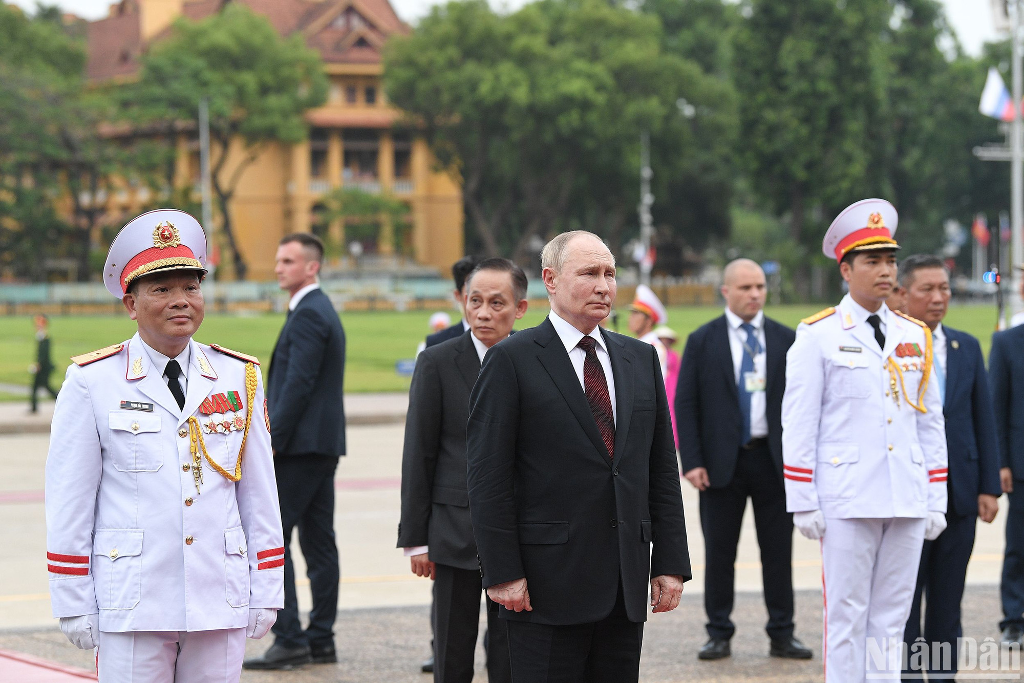 Tổng thống Liên bang Nga Vladimir Putin cùng Đoàn đại biểu cấp cao Nga tưởng niệm Chủ tịch Hồ Chí Minh.