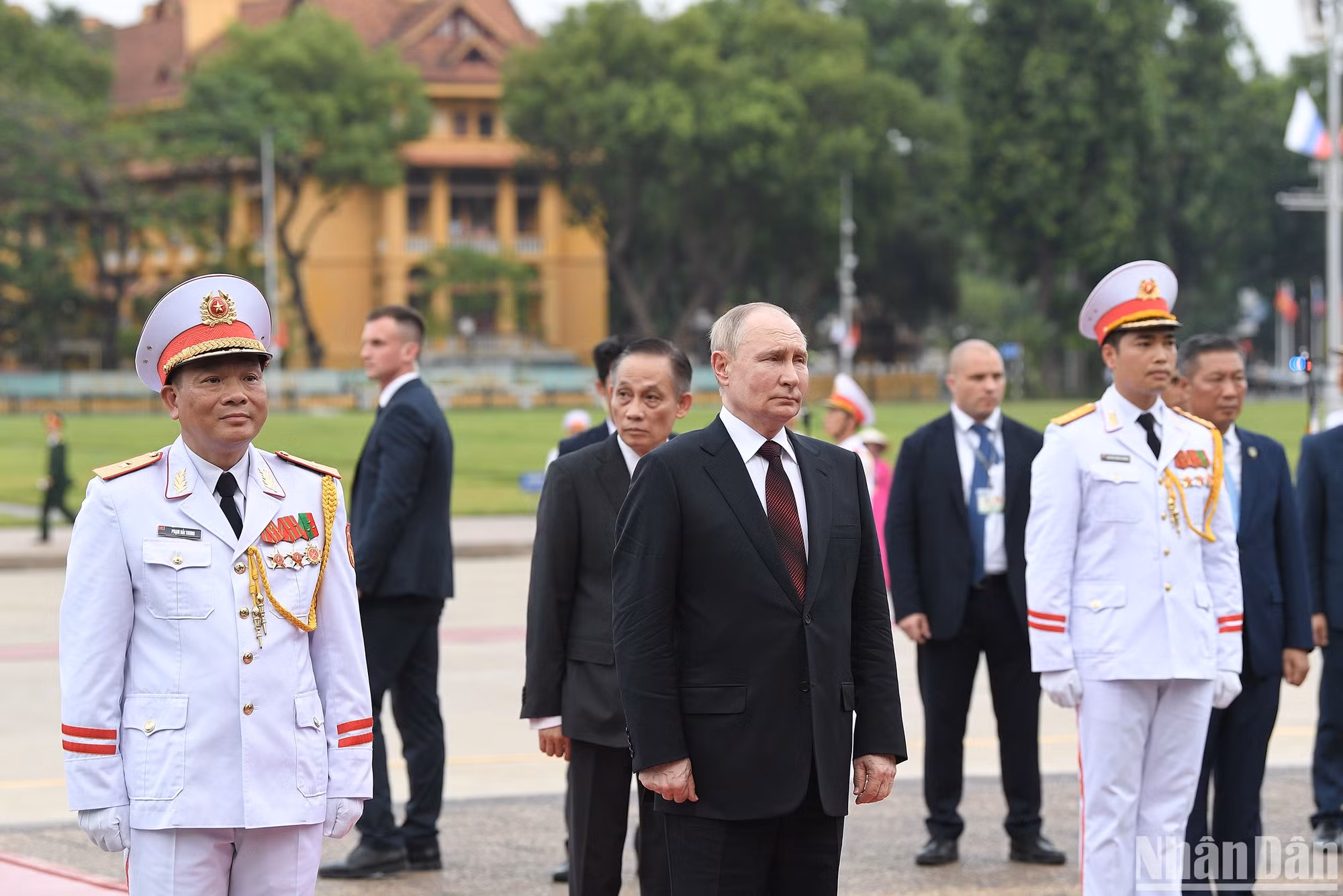 Tổng thống Liên bang Nga Vladimir Putin cùng Đoàn đại biểu cấp cao Nga tưởng niệm Chủ tịch Hồ Chí Minh.
