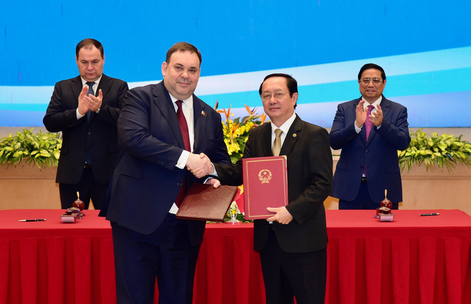 [Ảnh] Thủ tướng Phạm Minh Chính và Thủ tướng Cộng hòa Belarus Roman Golovchenko chứng kiến Lễ trao văn kiện hợp tác ảnh 7