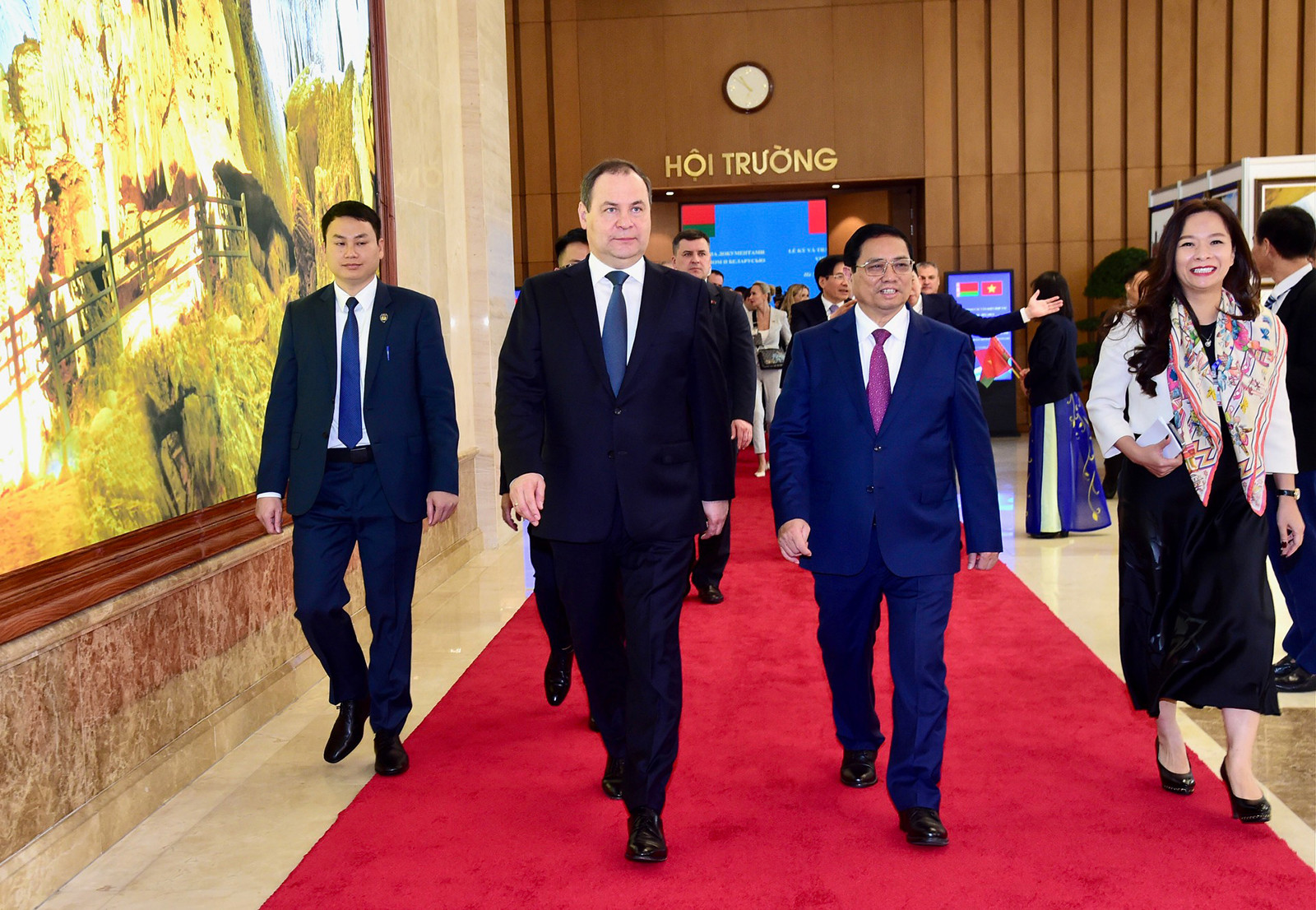 [Ảnh] Thủ tướng Phạm Minh Chính và Thủ tướng Cộng hòa Belarus Roman Golovchenko chứng kiến Lễ trao văn kiện hợp tác ảnh 9