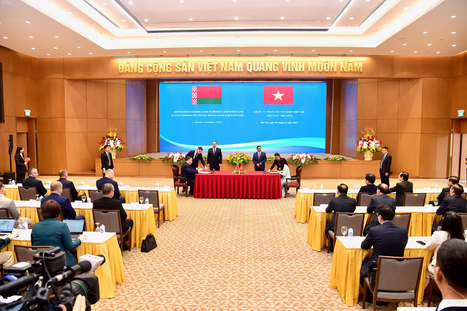 [Ảnh] Thủ tướng Phạm Minh Chính và Thủ tướng Cộng hòa Belarus Roman Golovchenko chứng kiến Lễ trao văn kiện hợp tác ảnh 5