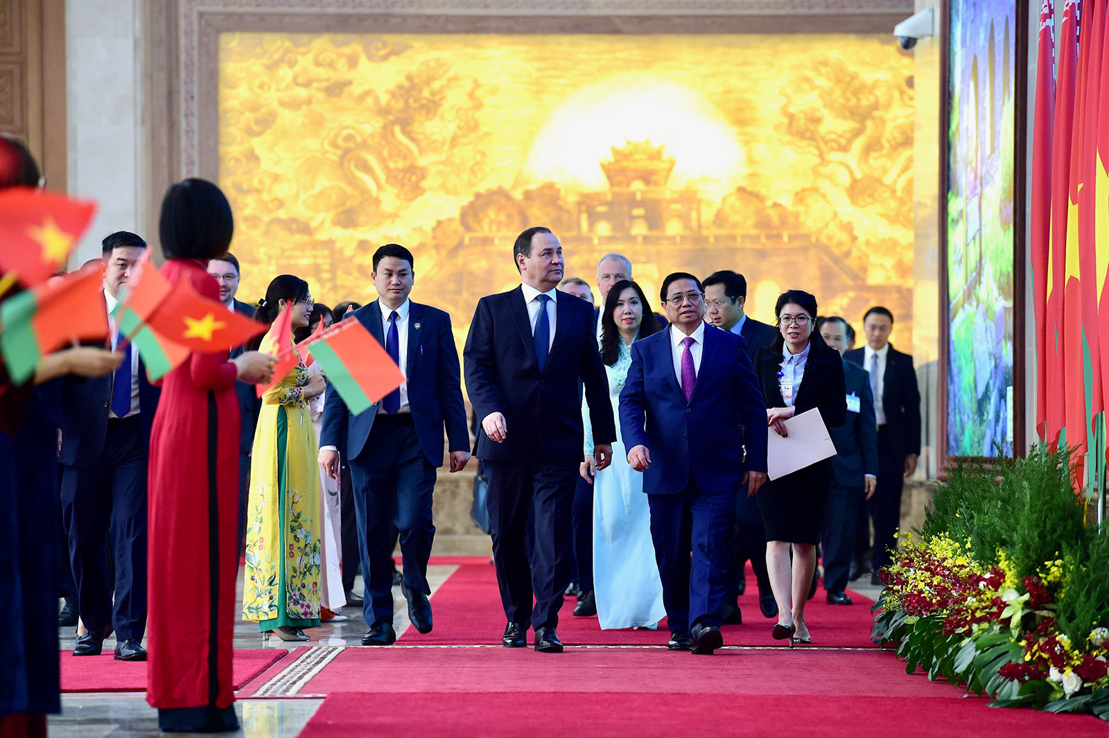 [Ảnh] Thủ tướng Phạm Minh Chính và Thủ tướng Cộng hòa Belarus Roman Golovchenko chứng kiến Lễ trao văn kiện hợp tác ảnh 1