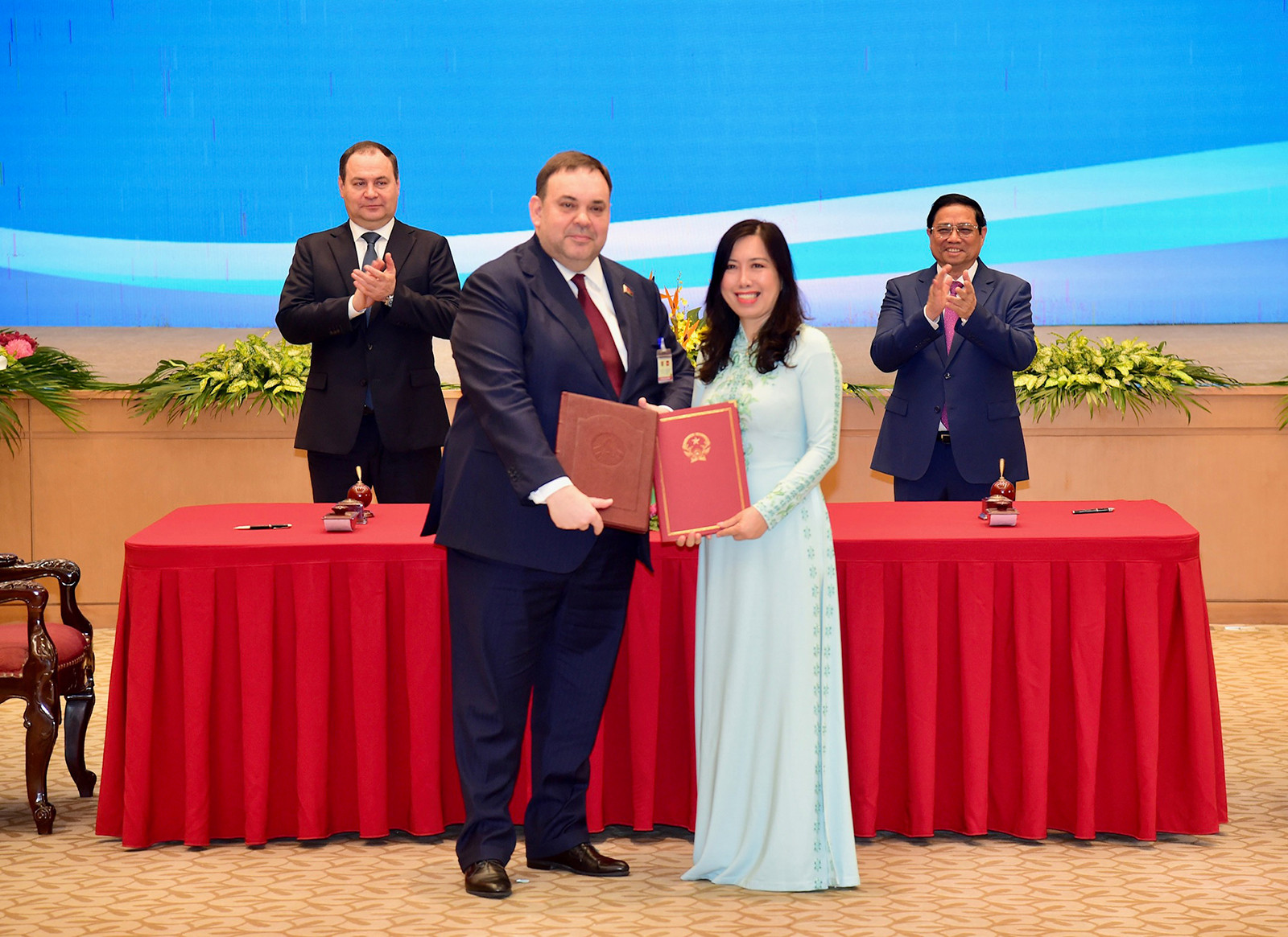 [Ảnh] Thủ tướng Phạm Minh Chính và Thủ tướng Cộng hòa Belarus Roman Golovchenko chứng kiến Lễ trao văn kiện hợp tác ảnh 6