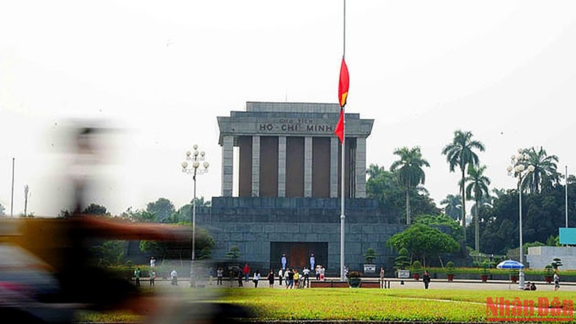 Cờ rủ được kéo lên tại Quảng trường Ba Đình trong những ngày Quốc tang Đại tướng Võ Nguyên Giáp, năm 2013. (Ảnh: Trần Hải)
