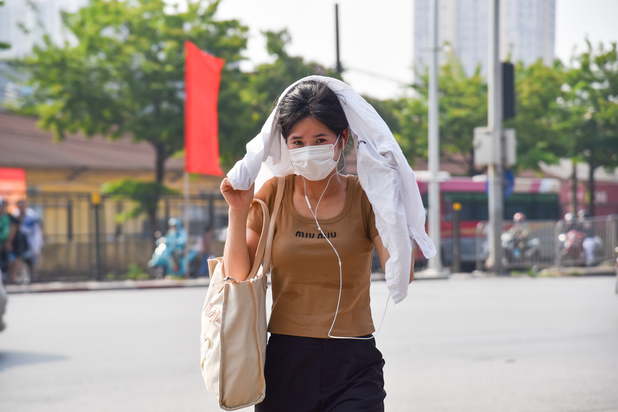 Nắng nóng khiến nhiều người cảm thấy mệt mỏi khi đi trên đường.