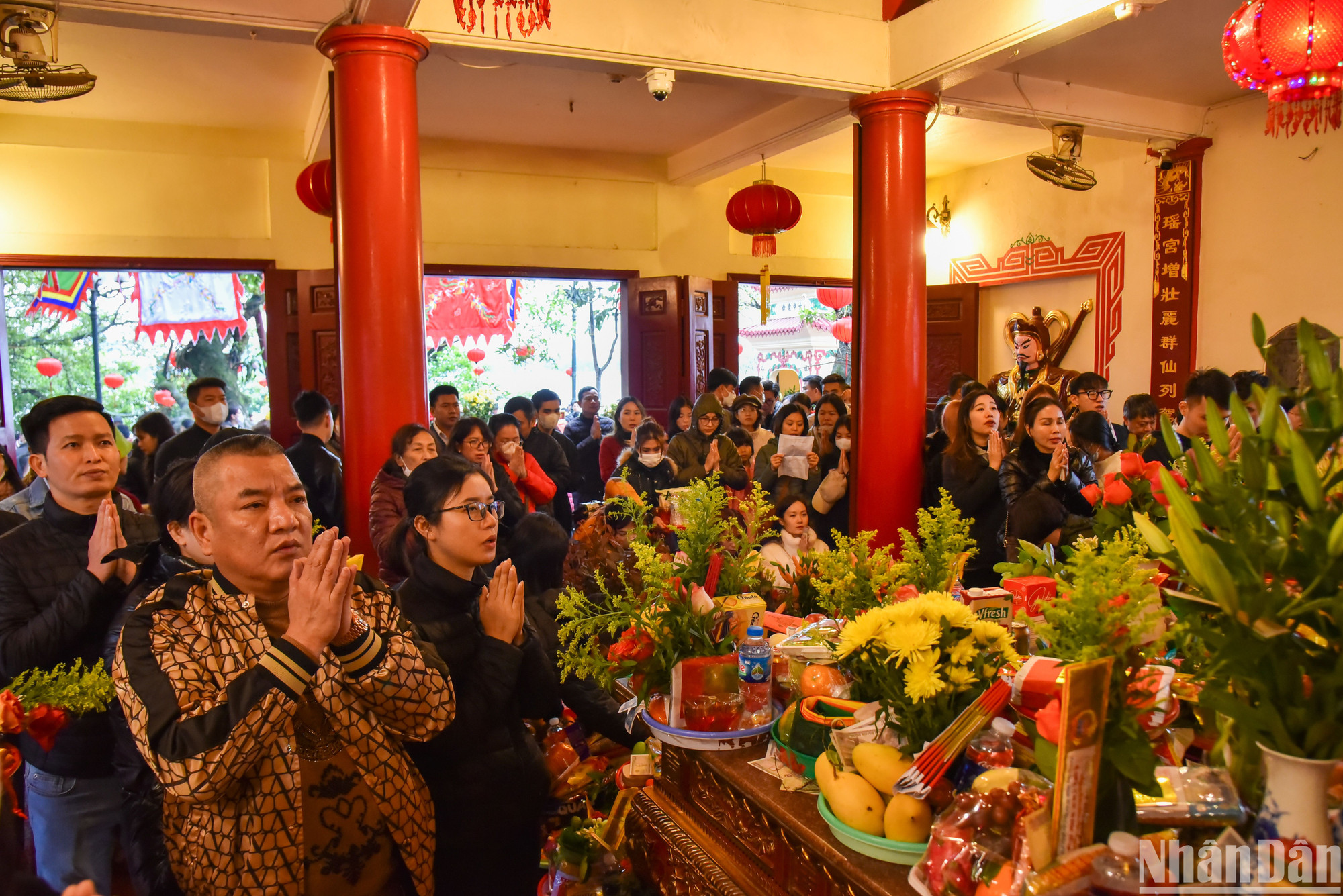 Hình ảnh bên trong chính điện của phủ Tây Hồ.