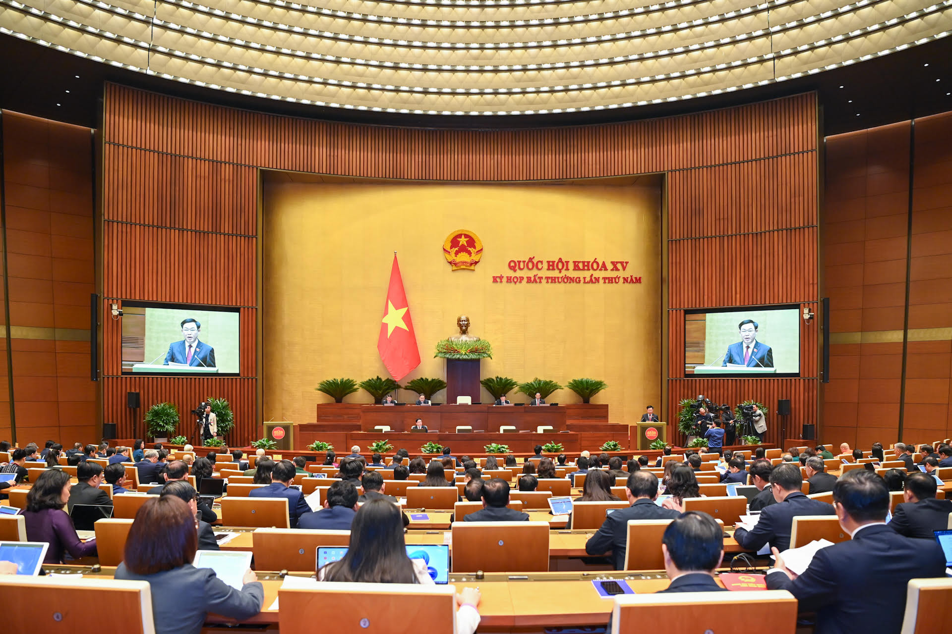 Quang cảnh kỳ họp tại Hội trường Diên Hồng, Nhà Quốc hội.