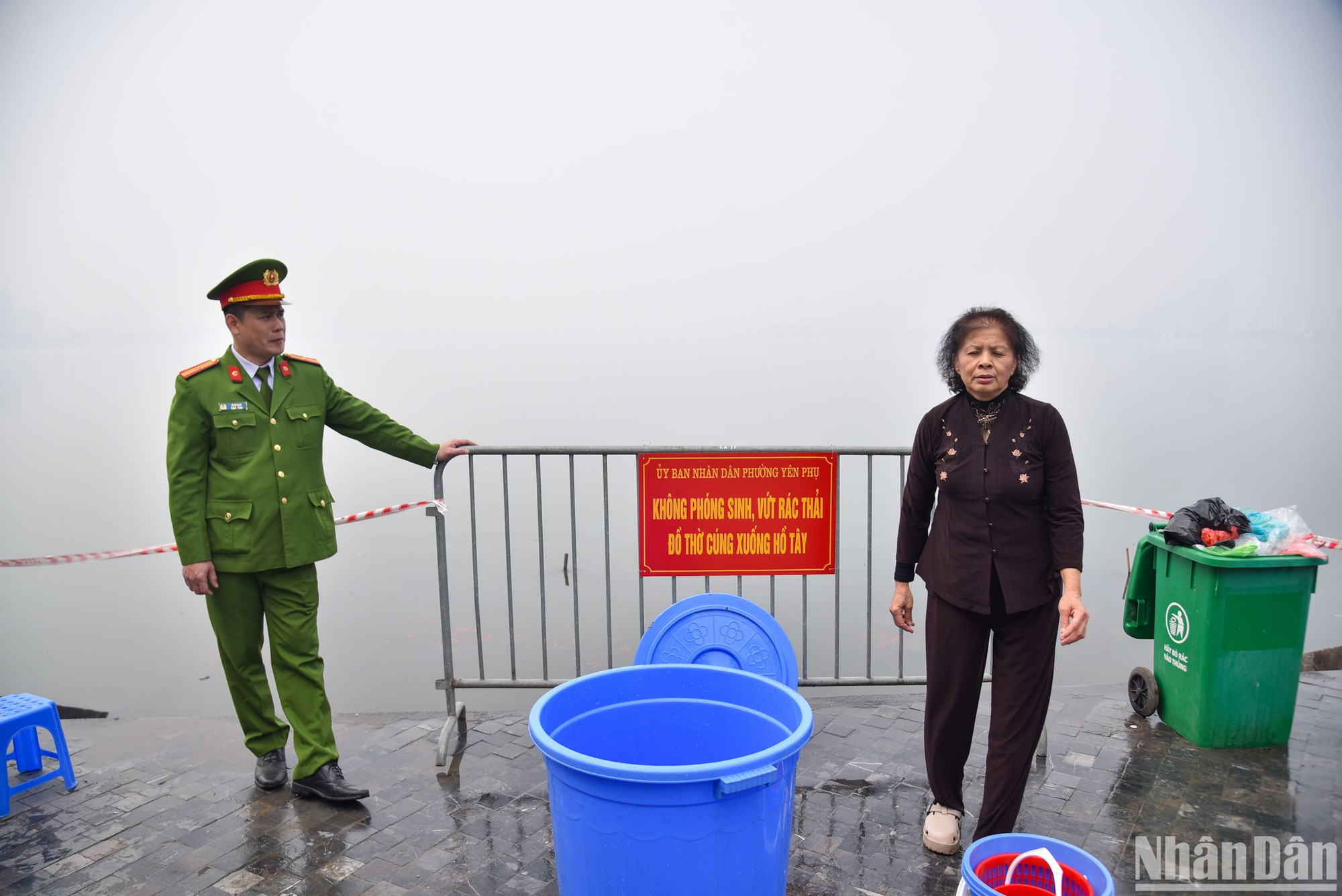 Tại khu vực Hồ Tây, Ủy ban Nhân dân phường Yên Phụ đã phối hợp cùng với các lực lượng chức năng thành lập những chốt trực nhằm hướng dẫn người dân thả cá vào thùng lớn rồi thu gom và phóng sinh tại sông Hồng, tránh tình trạng thả rác bừa bãi gây ảnh hưởng cảnh quan tại Hồ Tây.