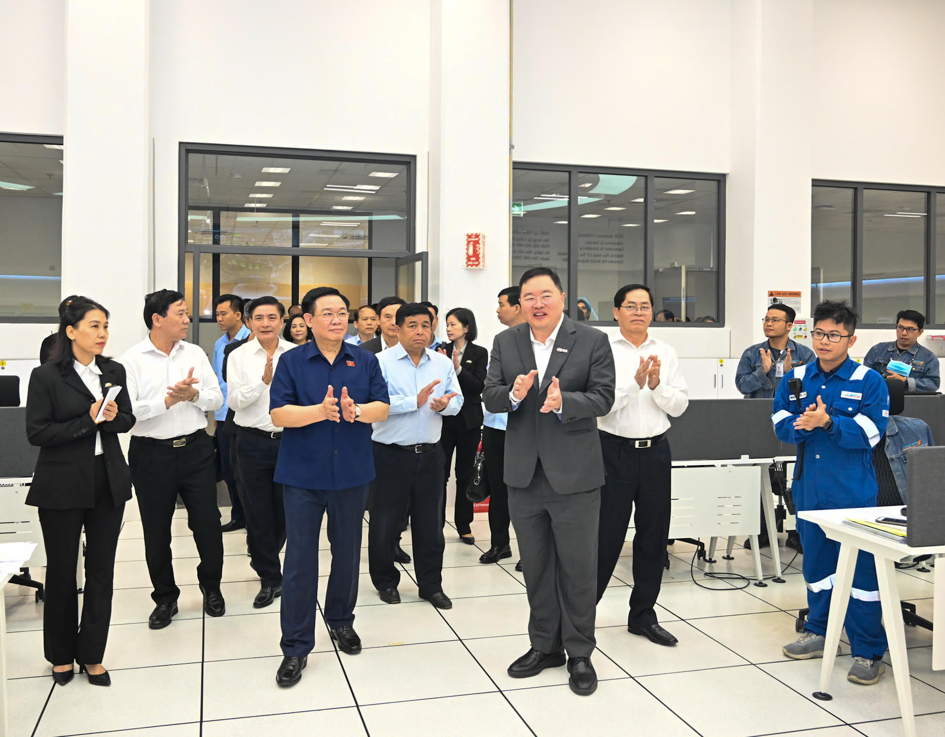 Chủ tịch Quốc hội Vương Đình Huệ cùng đoàn công tác thăm, làm việc với Dự án Tổ hợp hóa dầu Long Sơn.