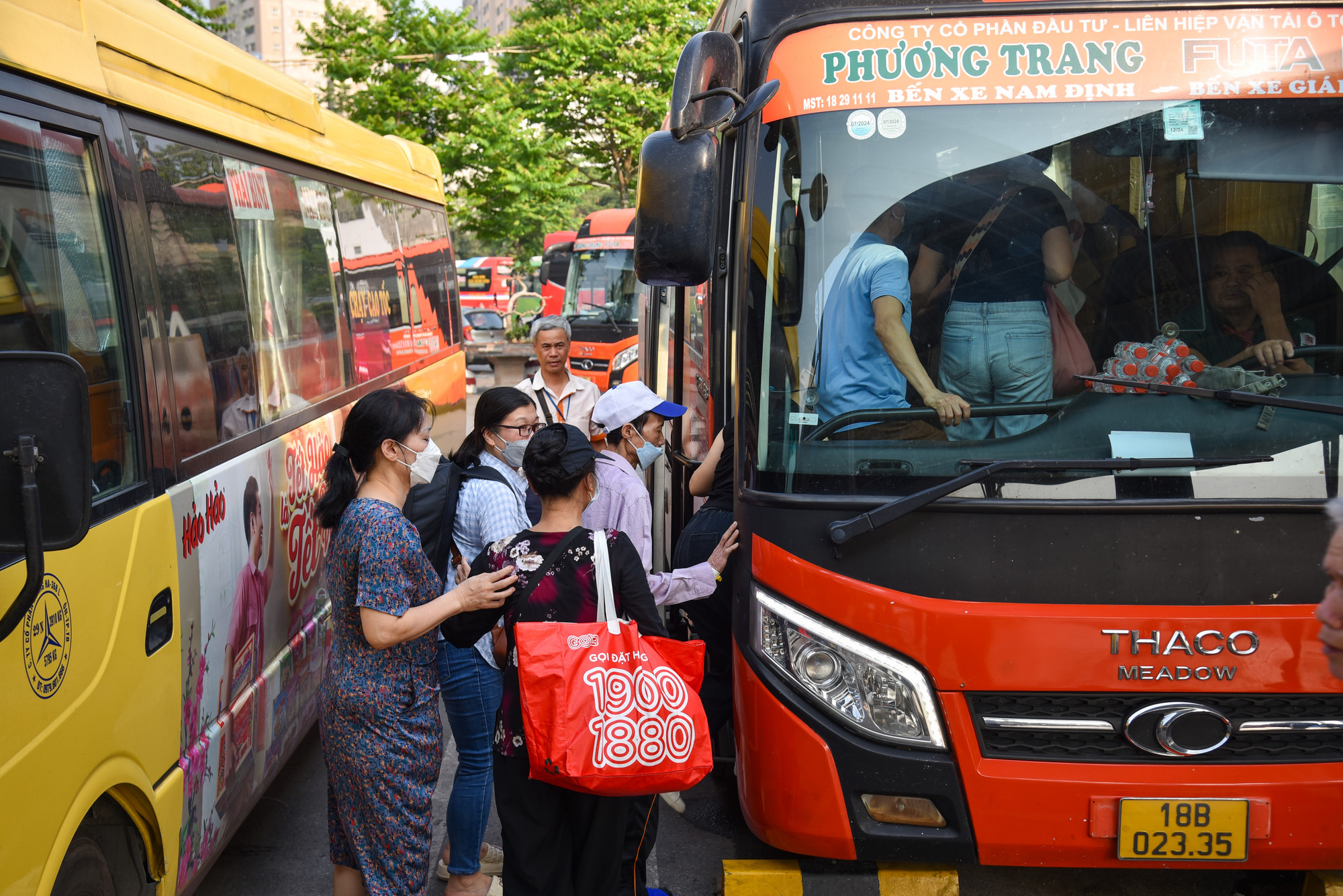 Các xe khách về Nam Định, Thái Bình, Hải Dương,... thường xuyên kín chỗ vì nhu cầu khách tăng đột biến trong những ngày này.