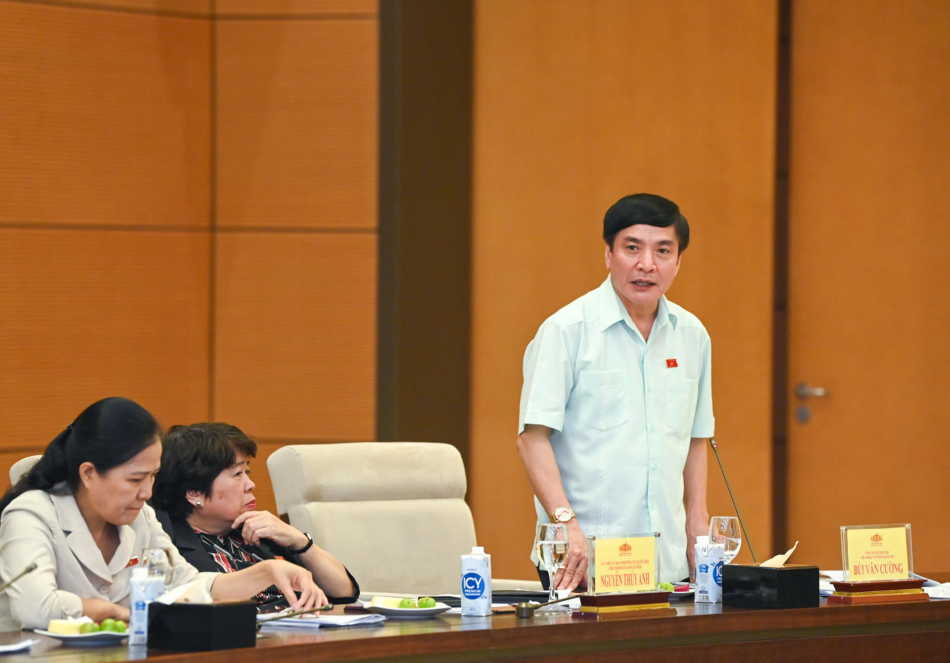 Tổng Thư ký, Chủ nhiệm Văn phòng Quốc hội Bùi Văn Cường phát biểu ý kiến.