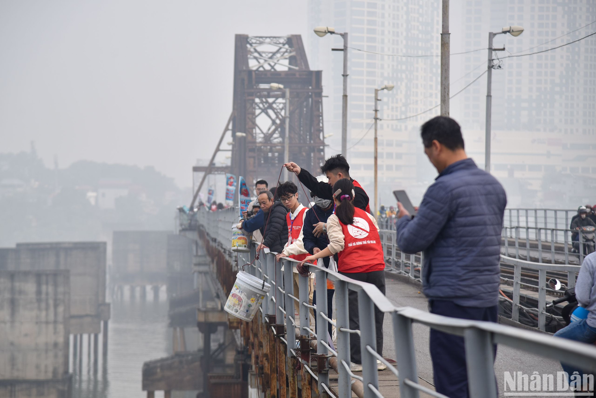 Tại khu vực cầu Long Biên sáng ngày hôm nay (2/2), theo phóng viên ghi nhận có rất đông người dân đến phóng sinh cá trên cầu.