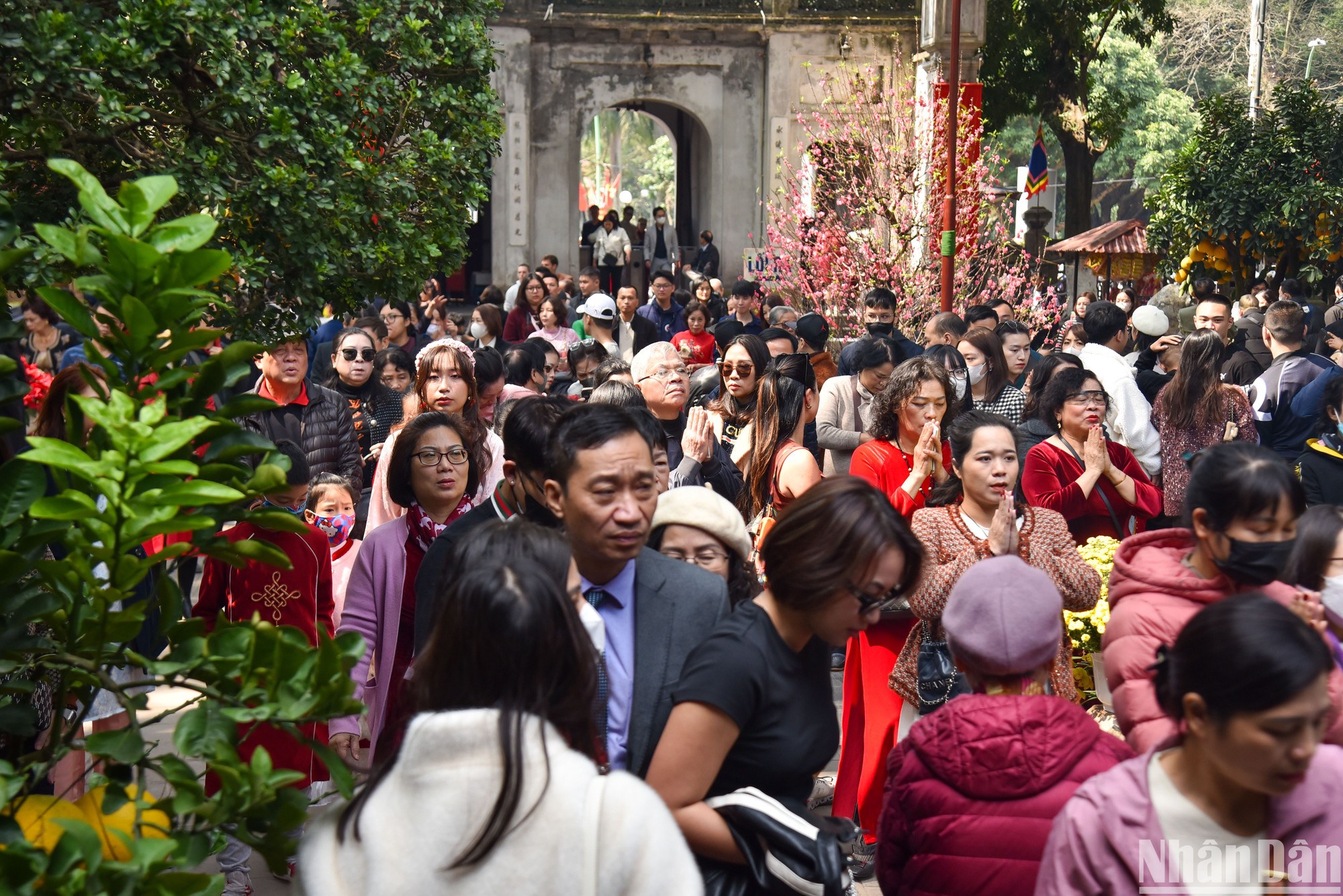 Càng về trưa, dòng người đổ về đền Quán Thánh càng đông đúc.