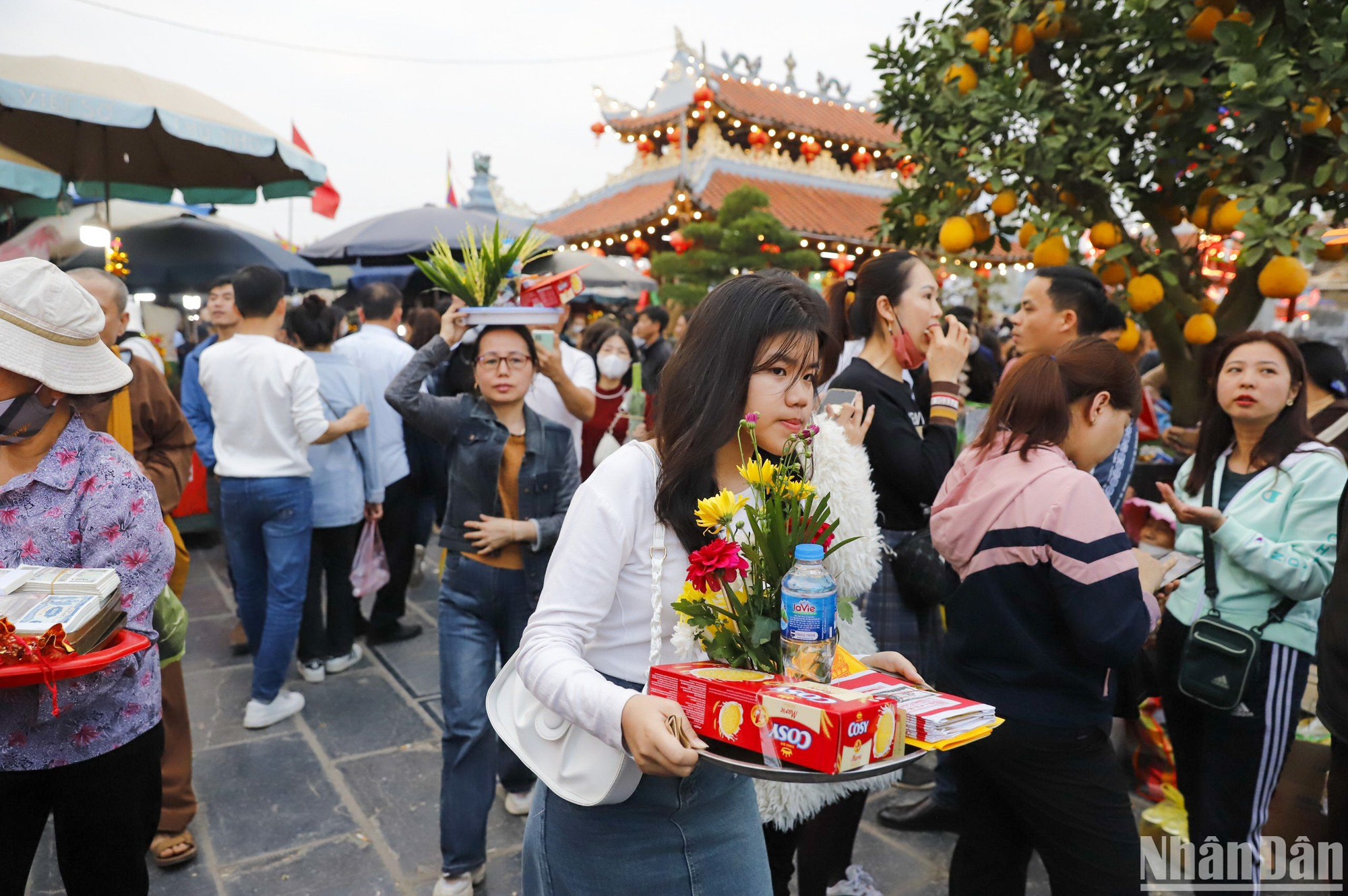 Người dân dâng lễ cầu may cho gia đình và người thân, cầu cho một năm mới sung túc, tốt lành, vạn sự như ý.