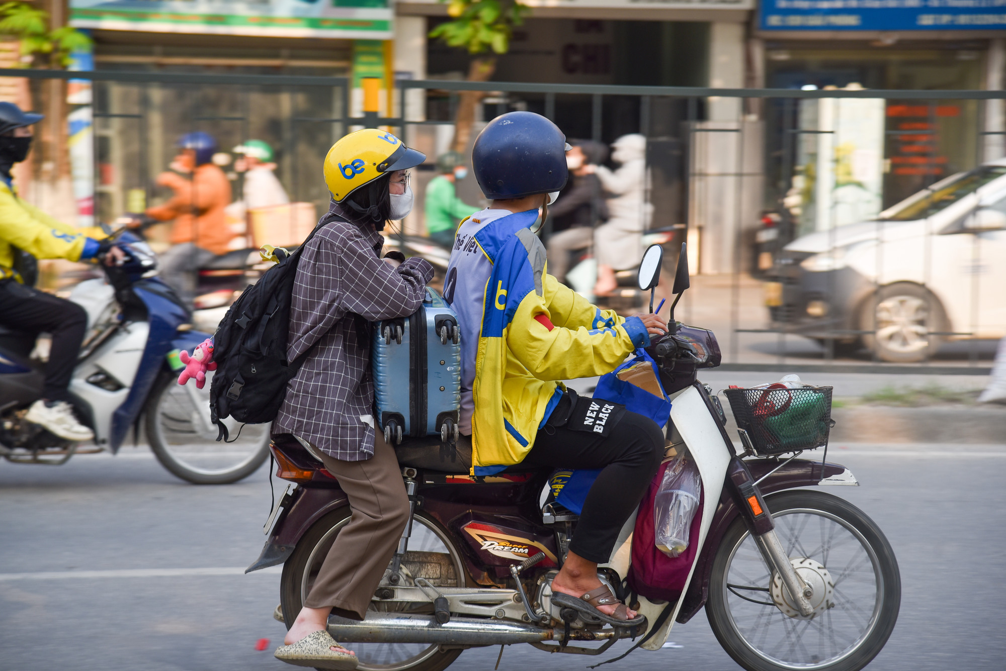 Người dân lỉnh kỉnh đồ đạc, bắt đầu chuyến hành trình "về quê" của mình.
