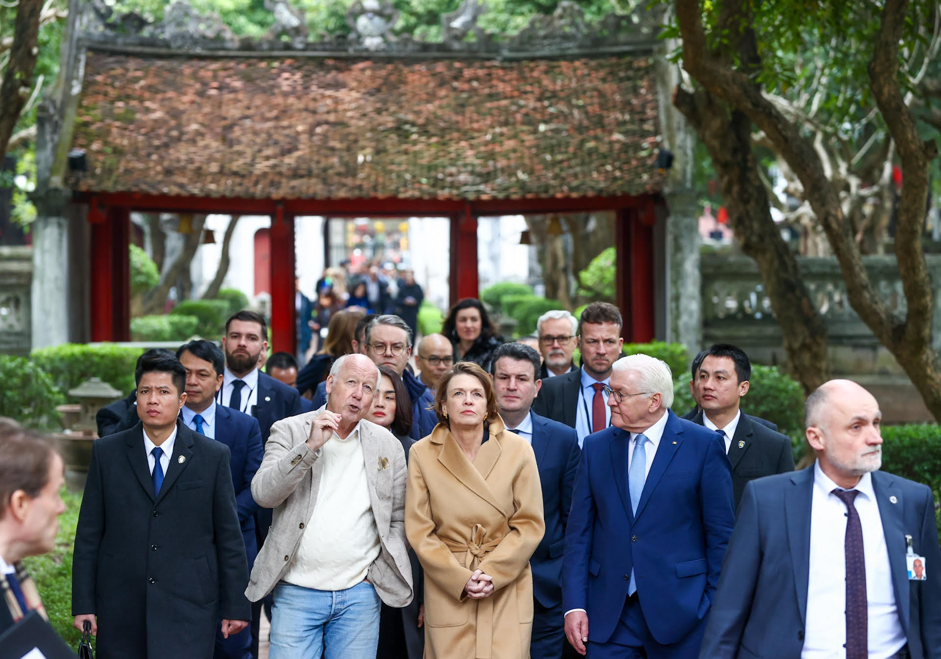 Tổng thống Cộng hòa Liên bang Đức và Phu nhân nghe giới thiệu về Văn Miếu - Quốc Tử Giám.