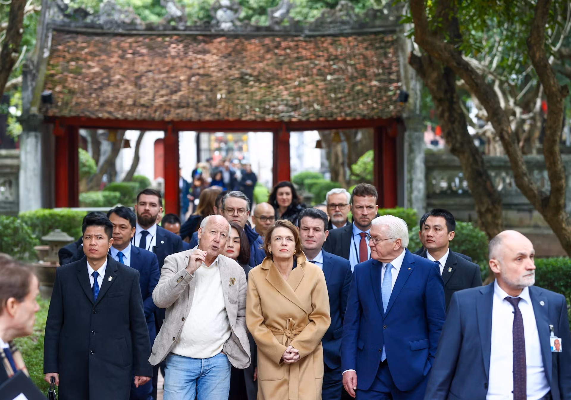 Tổng thống Cộng hòa Liên bang Đức và Phu nhân nghe giới thiệu về Văn Miếu - Quốc Tử Giám.