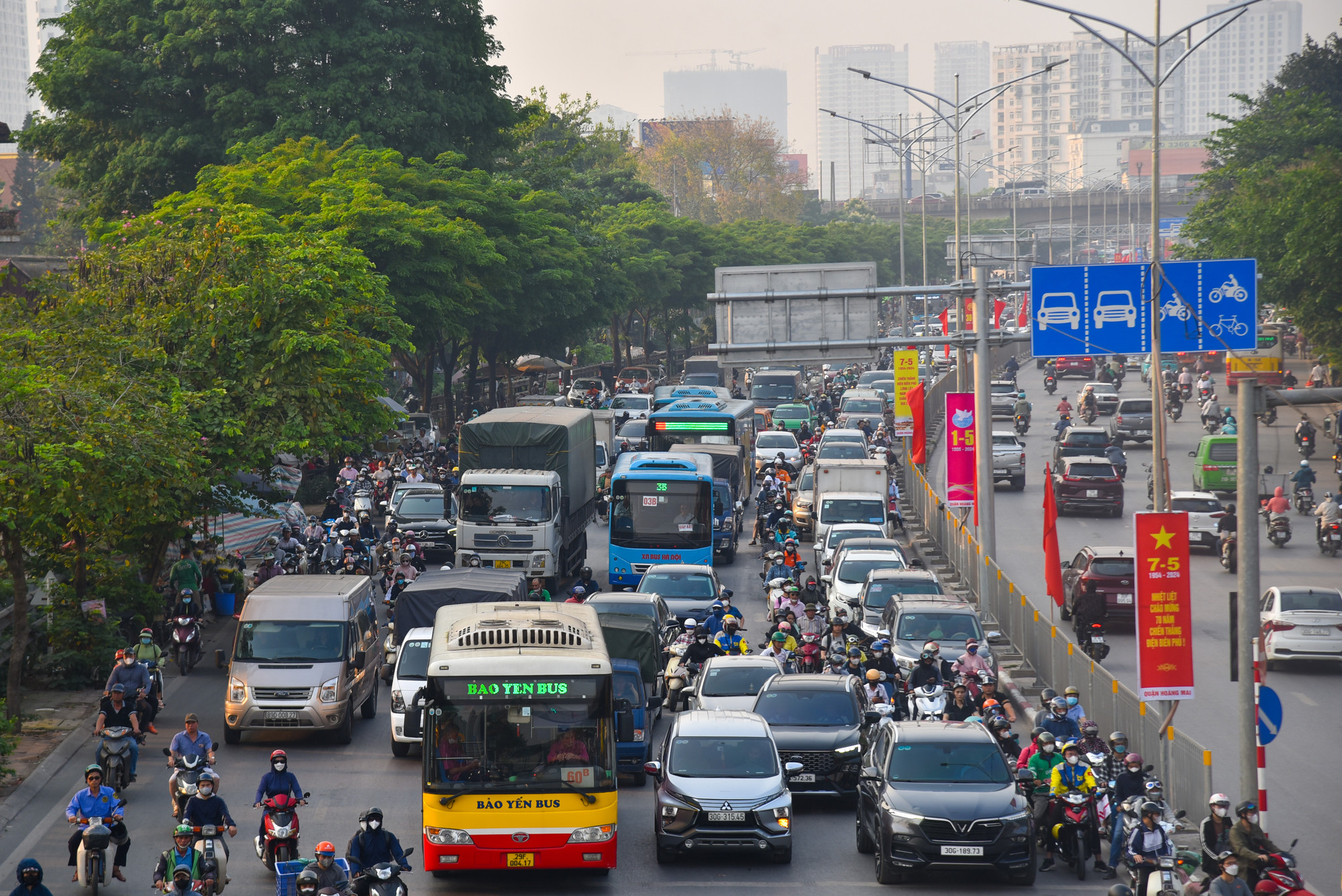 Dòng xe nối đuôi nhau hướng về cửa ngõ Thủ đô tại đường Ngọc Hồi chiều 26/4.