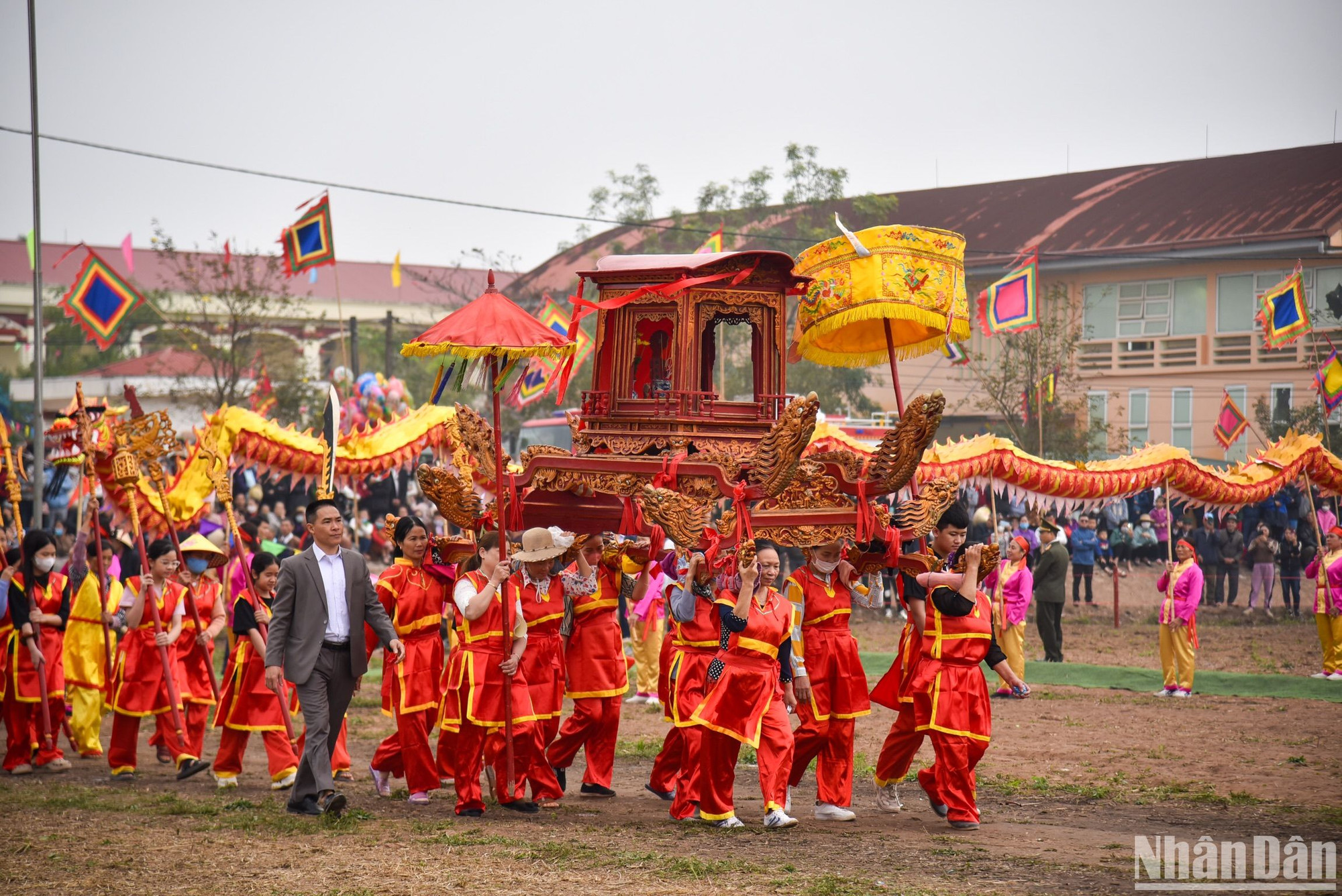 Lễ hội Tịch điền gồm rước trống, rước linh vị Vua Lê Đại Hành từ chùa Long Đọi Sơn xuống chân núi và nhập với đoàn rước Thành Hoàng làng cùng tổ nghề trống Đọi Tam dưới chân núi Đọi và đoàn rước tiến về khu ruộng mà trước đây Vua Lê Đại Hành đã đi cày đầu năm, khuyến khích người dân trồng lúa, chăm lo nông nghiệp.
