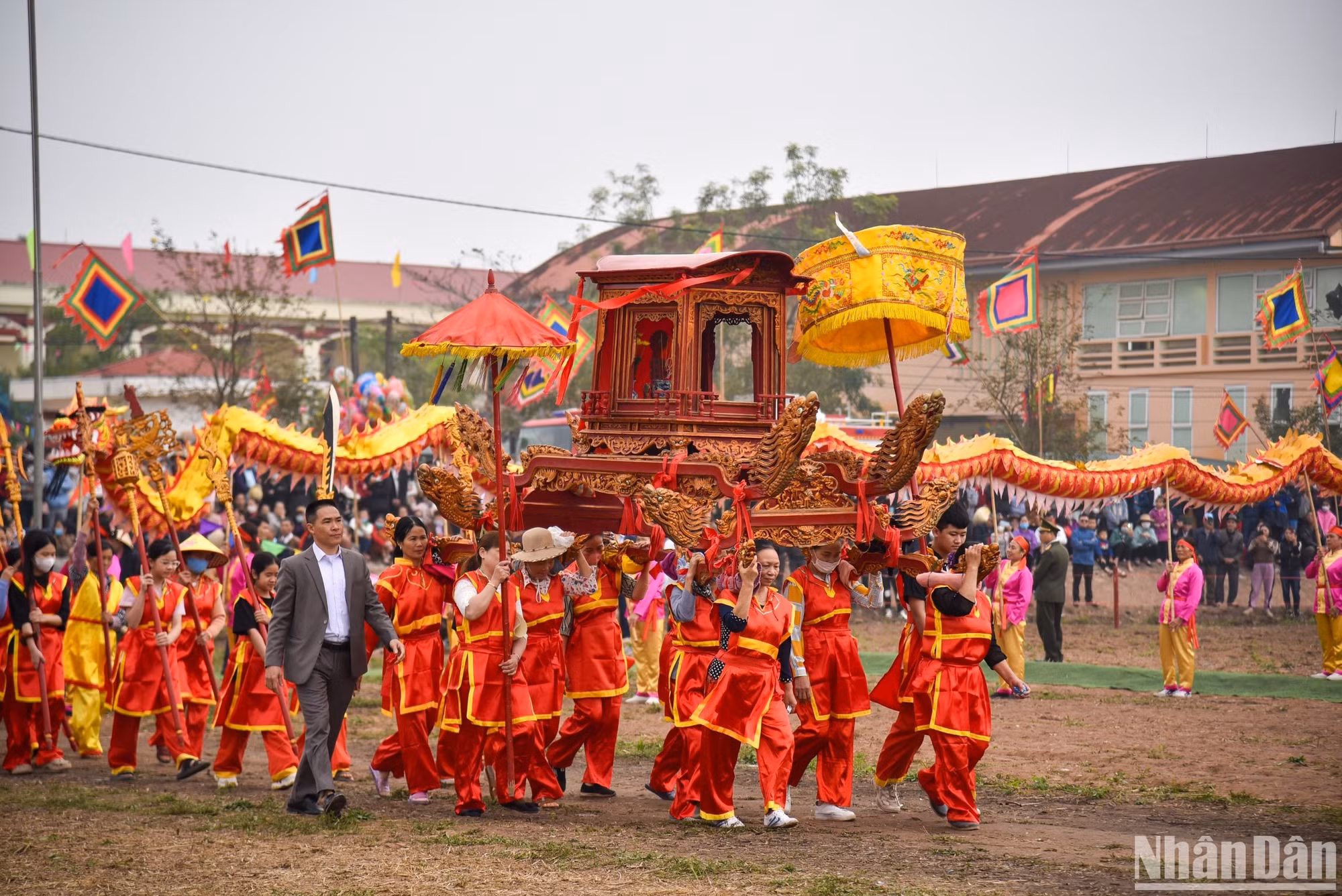 Lễ hội Tịch điền gồm rước trống, rước linh vị Vua Lê Đại Hành từ chùa Long Đọi Sơn xuống chân núi và nhập với đoàn rước Thành Hoàng làng cùng tổ nghề trống Đọi Tam dưới chân núi Đọi và đoàn rước tiến về khu ruộng mà trước đây Vua Lê Đại Hành đã đi cày đầu năm, khuyến khích người dân trồng lúa, chăm lo nông nghiệp. Lễ hội Tịch điền gồm rước trống, rước linh vị Vua Lê Đại Hành từ chùa Long Đọi Sơn xuống chân núi và nhập với đoàn rước Thành Hoàng làng cùng tổ nghề trống Đọi Tam dưới chân núi Đọi và đoàn rước tiến về khu ruộng mà trước đây Vua Lê Đại Hành đã đi cày đầu năm, khuyến khích người dân trồng lúa, chăm lo nông nghiệp.