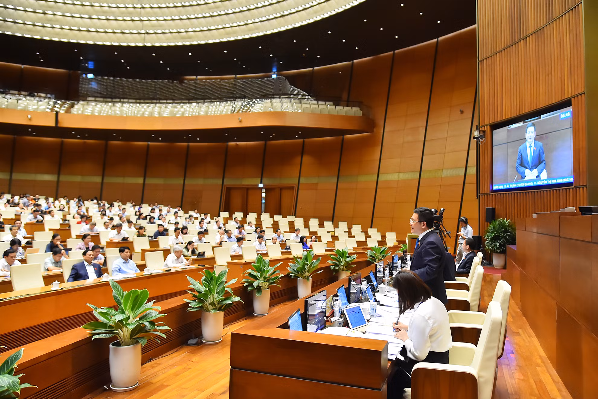 Ngoài ra, Bộ trưởng Nguyễn Hồng Diên cũng giải trình việc thực hiện chính sách, pháp luật phát triển ngành công nghiệp hỗ trợ, công nghiệp cơ khí, nhất là trong phục vụ chế biến nông, lâm, thủy sản, phát triển nông nghiệp, nông thôn.