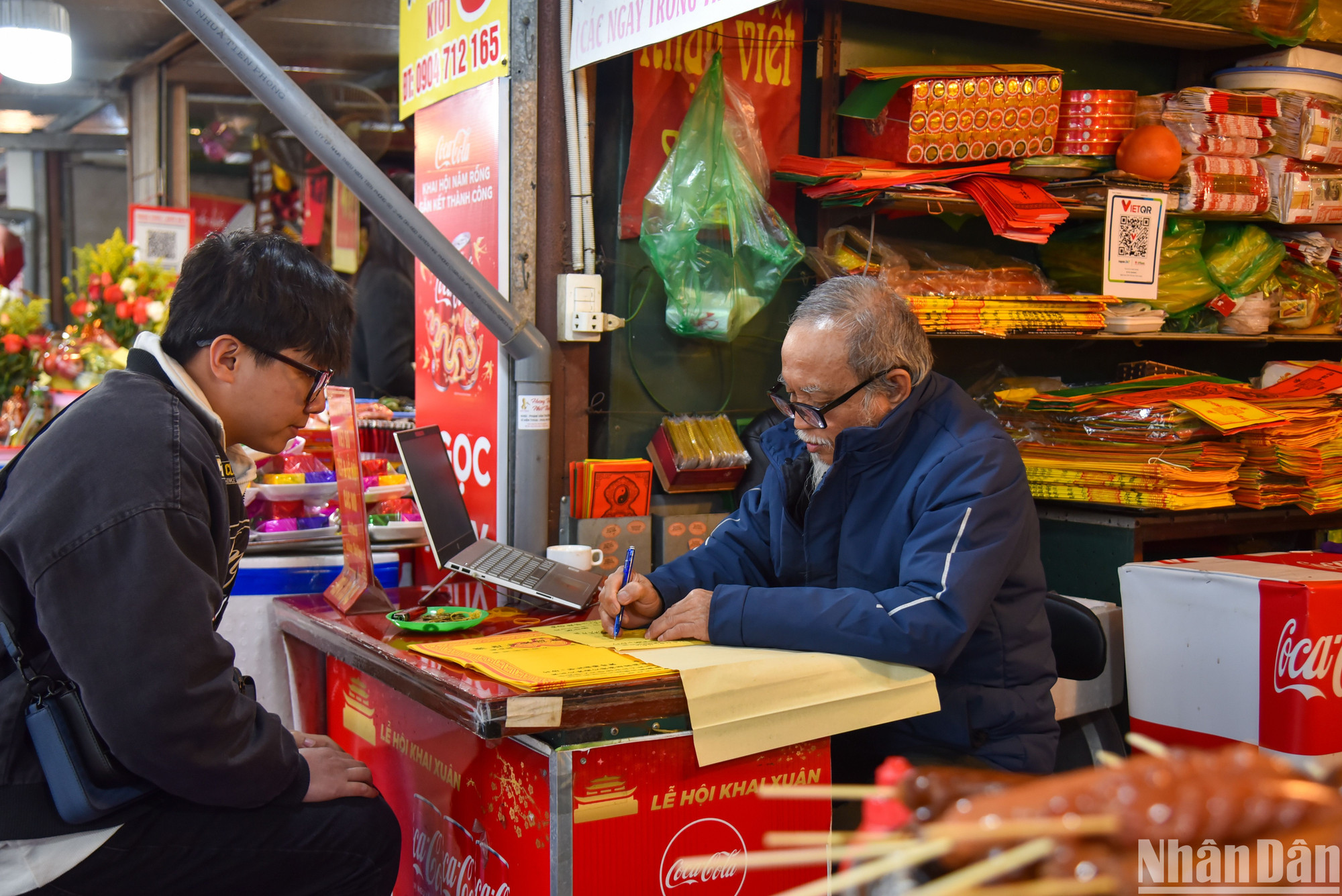 Người dân viết sớ trước khi vào lễ Phủ. Sớ là một hình thức viết trên giấy có ý nghĩa tôn kính, dùng để cầu xin những điều tốt lành từ các vị thần linh. Sớ thường được dùng trong các nghi lễ cúng bái ở các nơi thờ cúng như đình, chùa, miếu,...