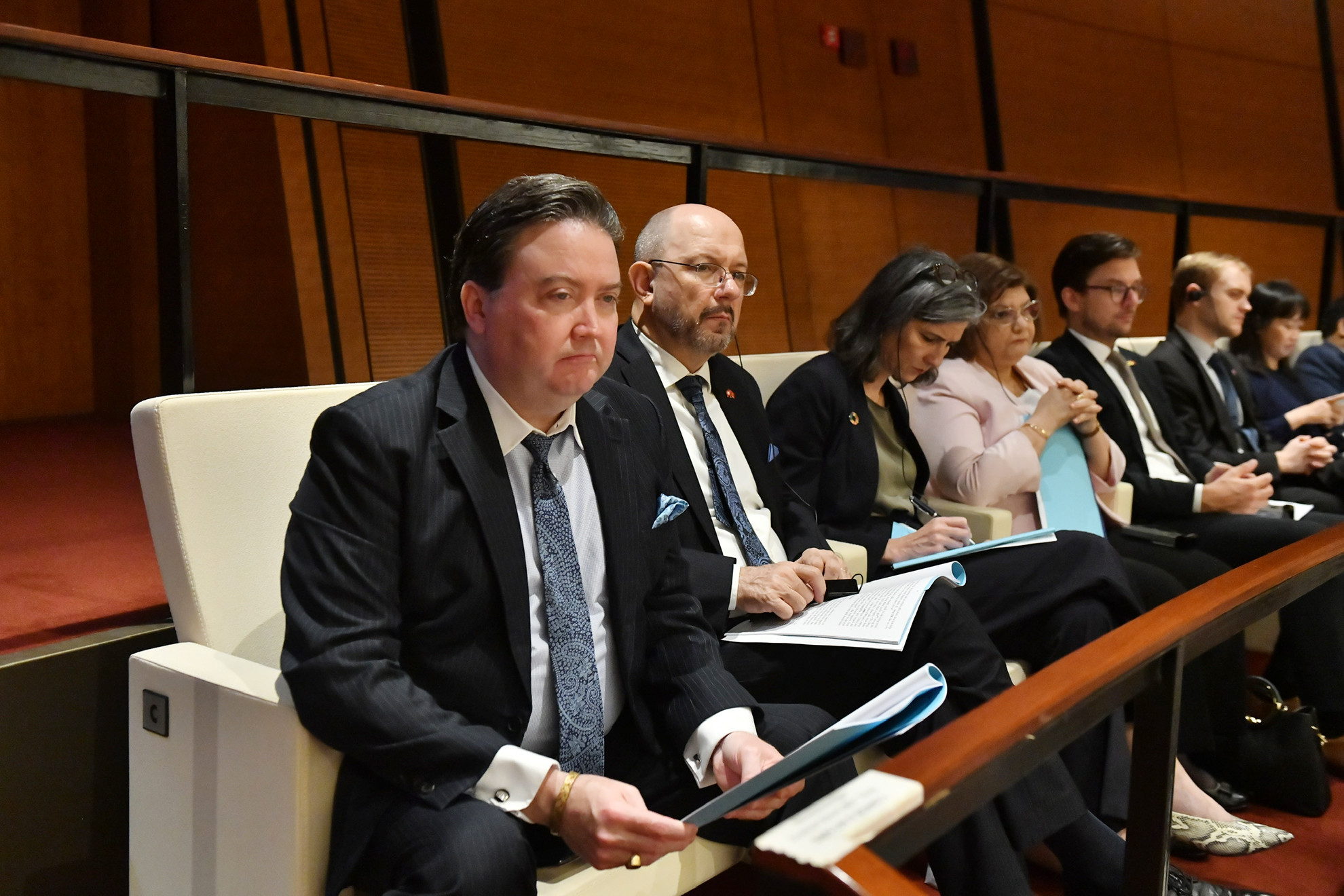 Các đại sứ, đại biện, Trưởng đại diện các tổ chức quốc tế tại Hà Nội tham dự phiên khai mạc tại Hội trường Diên Hồng.