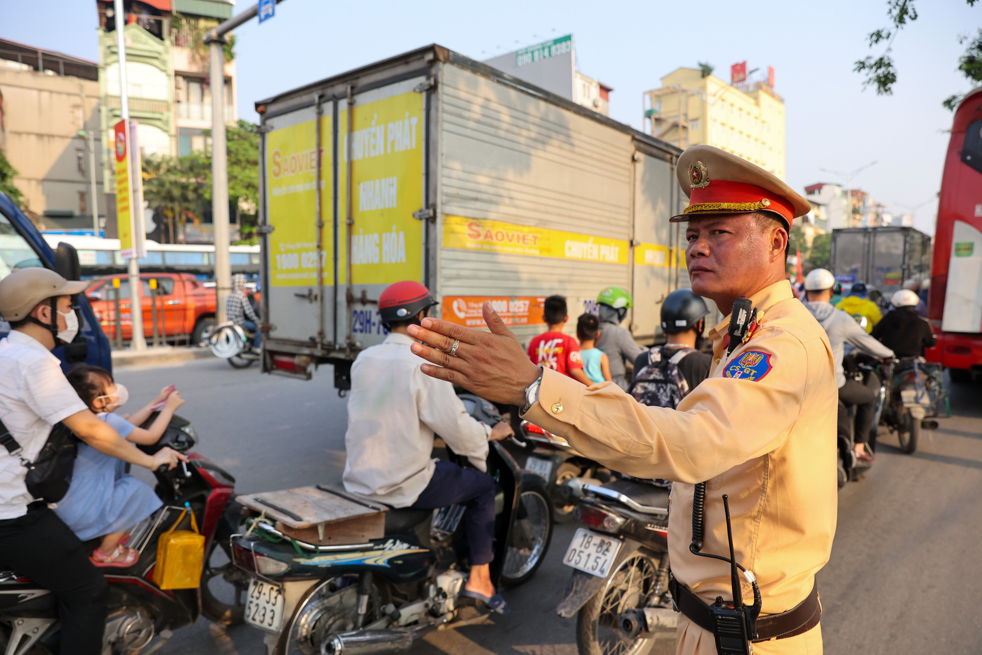 Lực lượng chức năng đã có mặt tại đường cửa ngõ Thủ đô từ sớm để điều tiết, phân luồng giao thông để người dân có thể thuận lợi trên hành trình về quê nghỉ lễ của mình.
